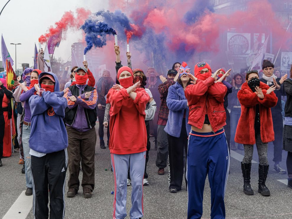 Frauen eines Feministischen Flashmobs demonstrieren am 8. März mit einer Performance gegen patriarchale Strukturen in Staat und Gesellschaft.
