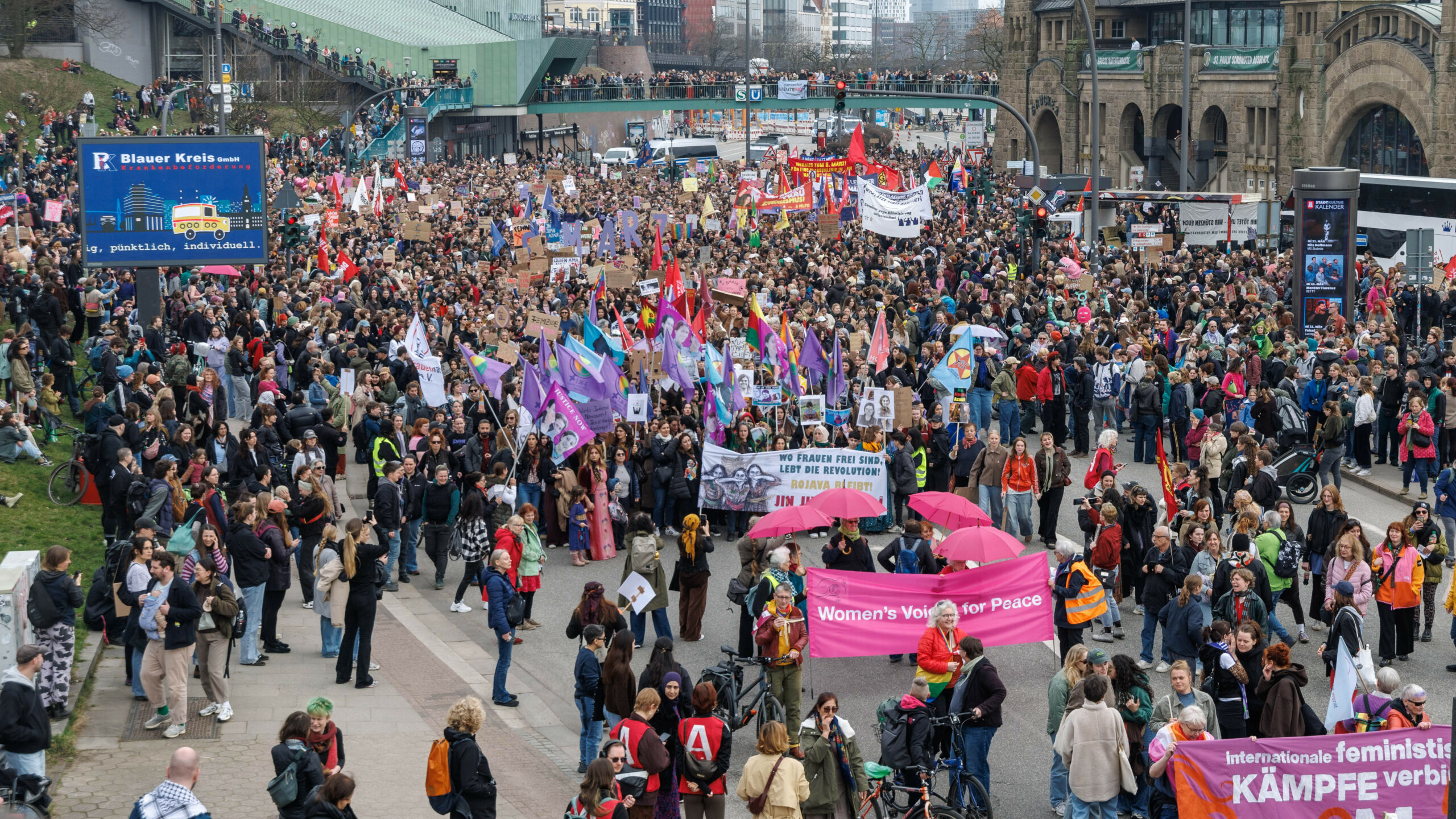 Hamburgerinnen demonstrieren am 8. März auf einer Frauentags-Demonstration an den Hamburger Landungsbrücken.