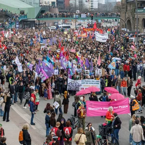 Hamburgerinnen demonstrieren am 8. März auf einer Frauentags-Demonstration an den Hamburger Landungsbrücken.