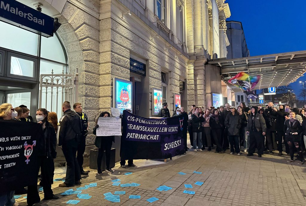 Demonstranten vor dem Schauspielhaus