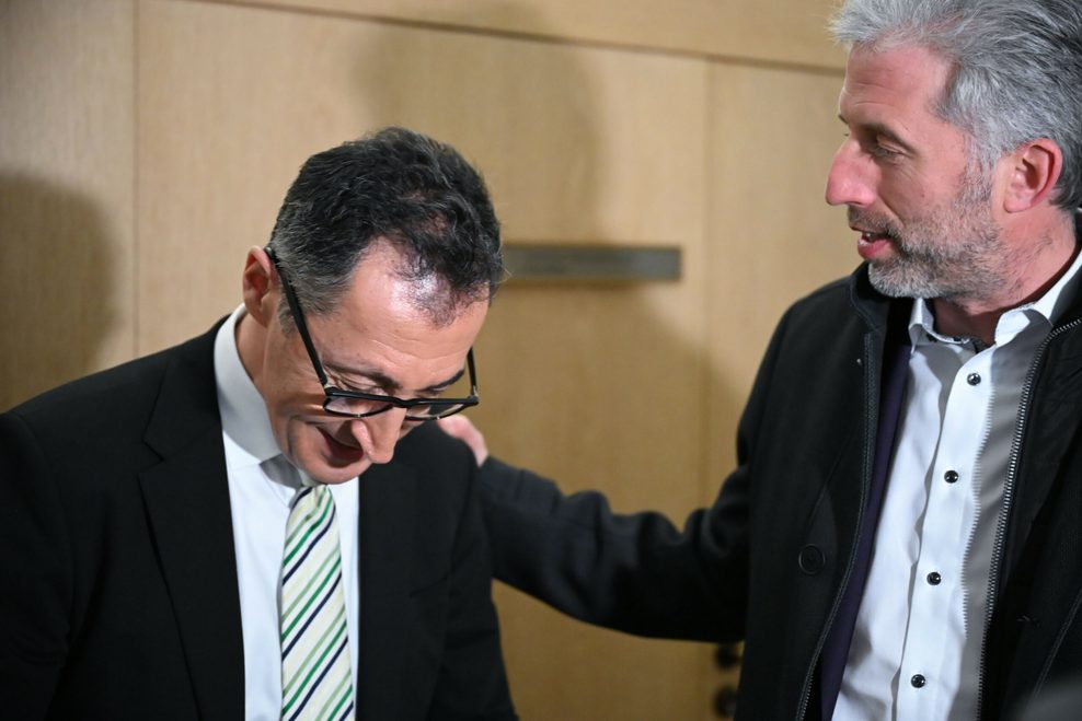 Cem Özdemir (l, Bündnis 90 / Die Grünen) und Boris Palmer, Oberbürgermeister von Tübingen, unterhalten sich nach der Landtagswahl in Baden-Württemberg.