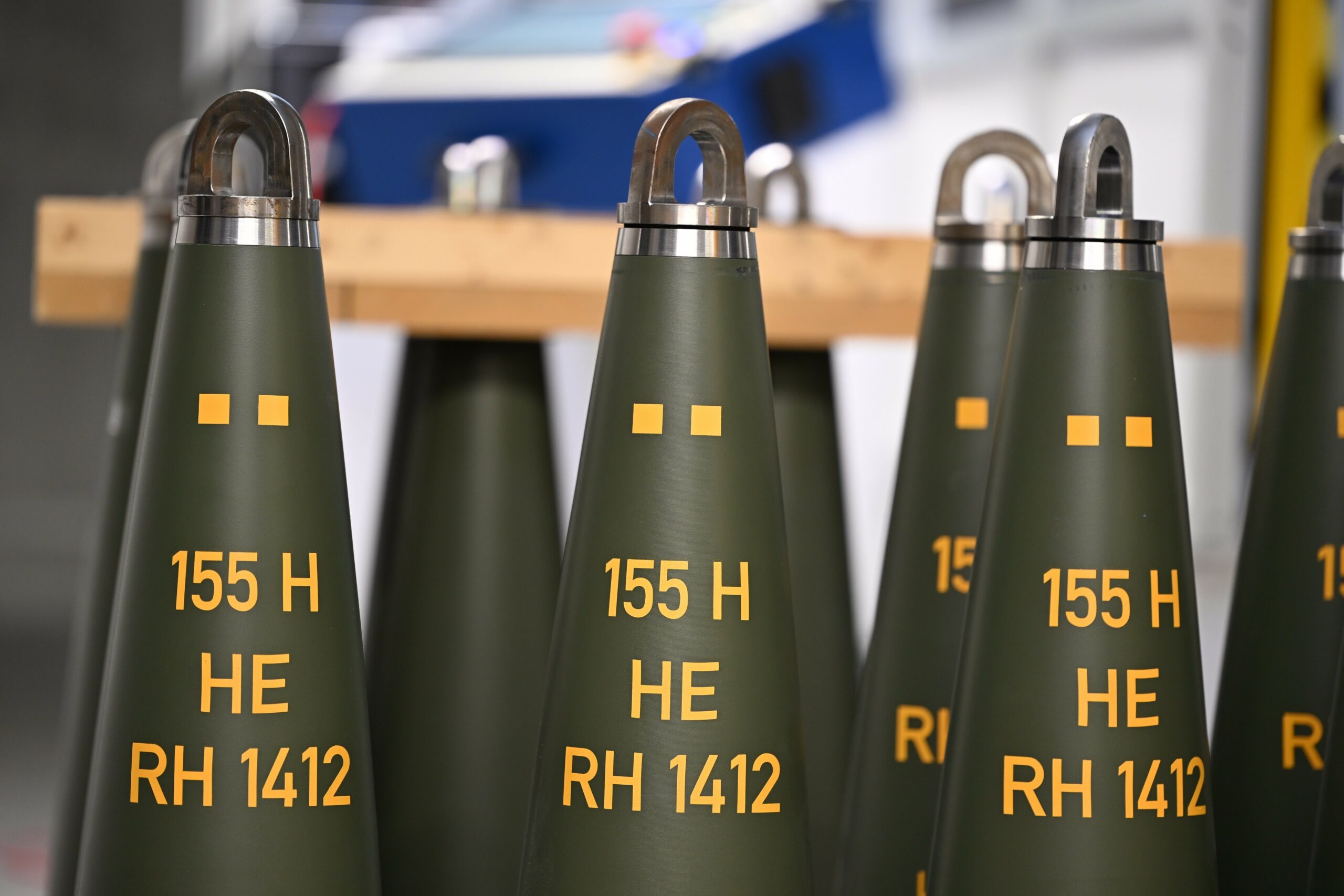 Artilleriegranaten vom Kaliber 155 Millimeter stehen in der Fabrik von Rheinmetall.