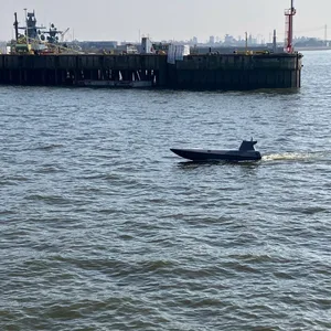 Das Boot K3 Scout Medium der Hersteller Kraken und Rheinmetall fährt ferngesteuert im Hamburger Hafen.