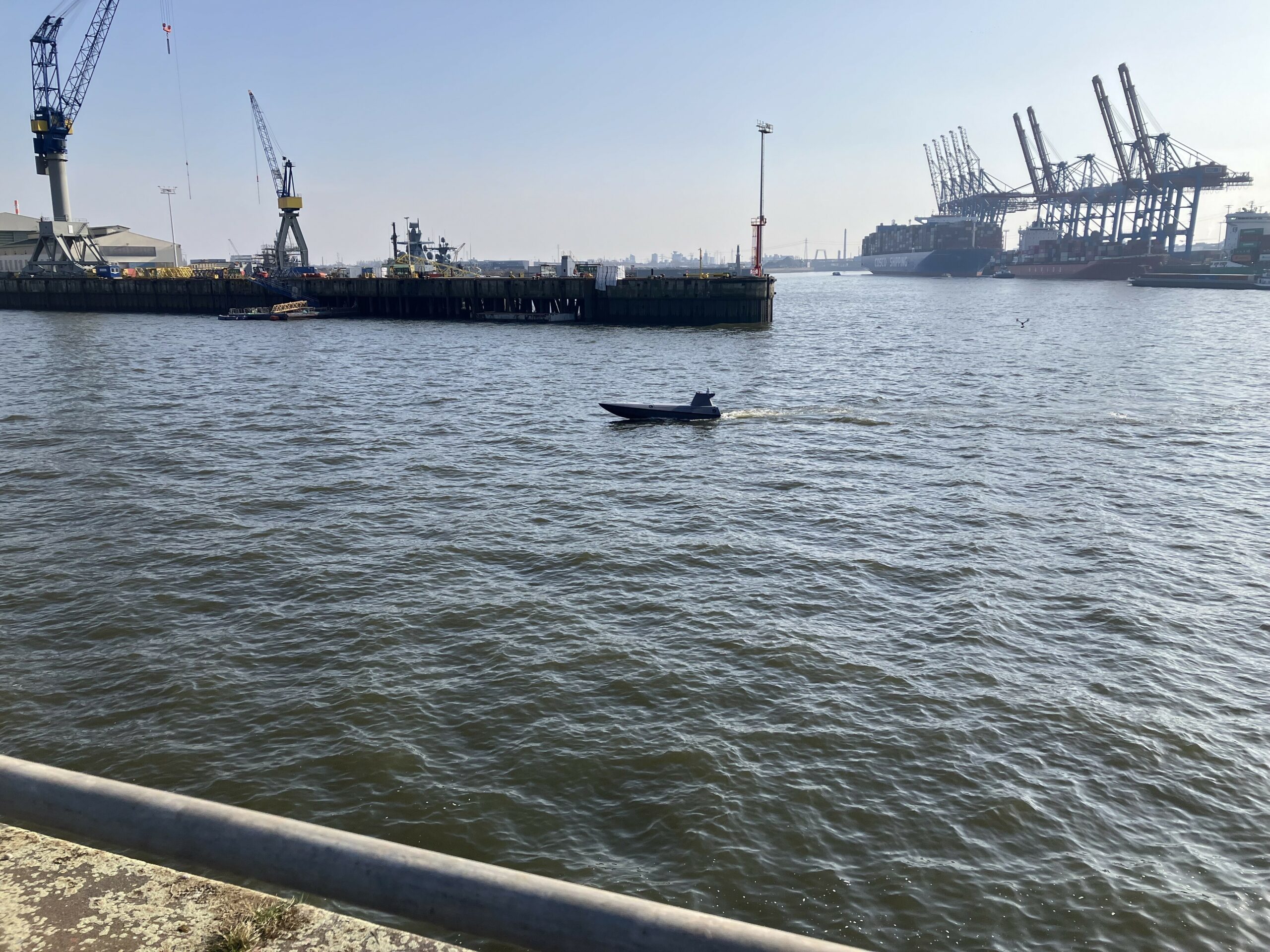 Das Boot K3 Scout Medium der Hersteller Kraken und Rheinmetall fährt ferngesteuert im Hamburger Hafen.