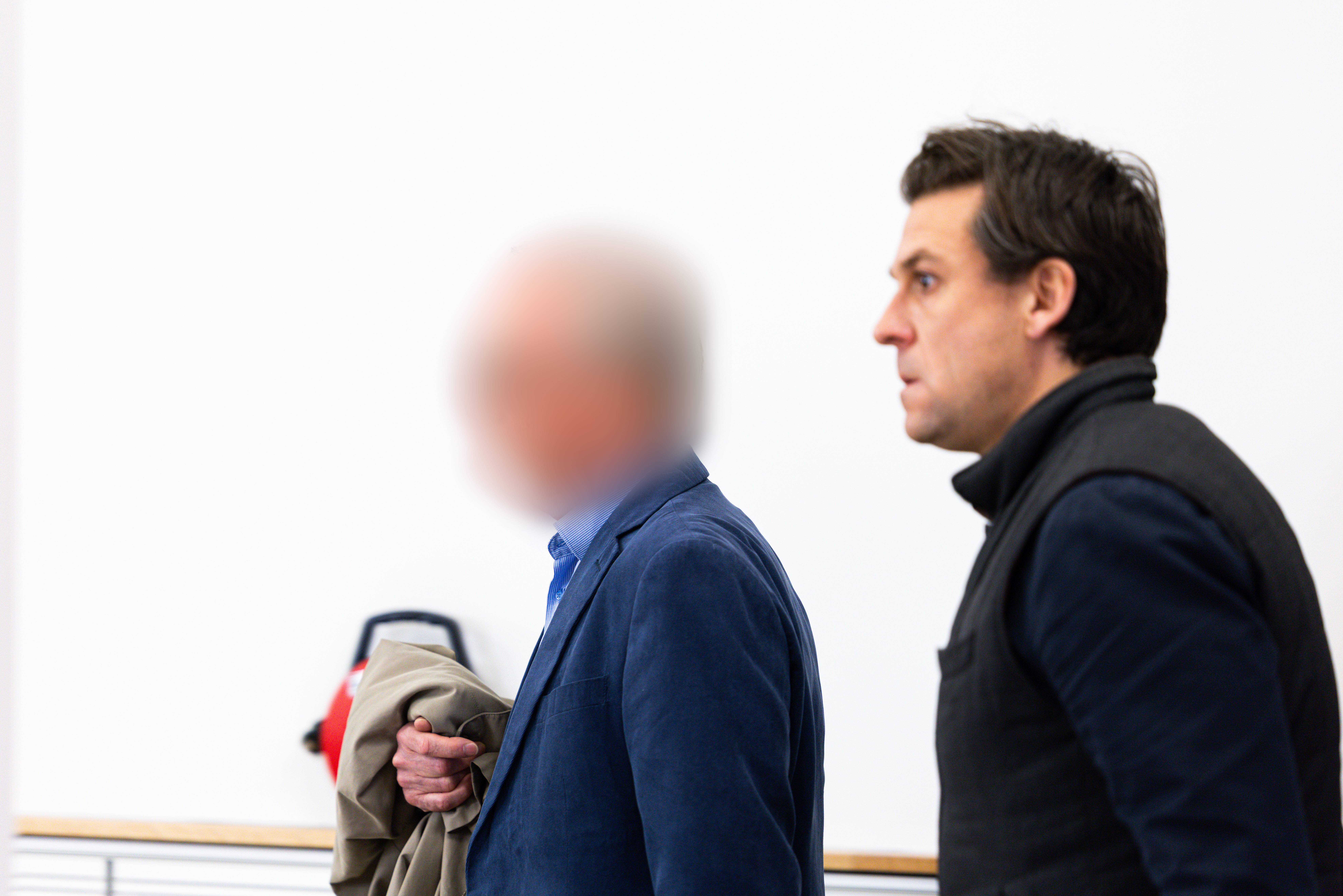 Der ehemalige Bundestagsabgeordnete Ebbing zu Prozessbeginn am 10. März neben seinem Verteidiger. Man kann das Gesicht nicht sehen.