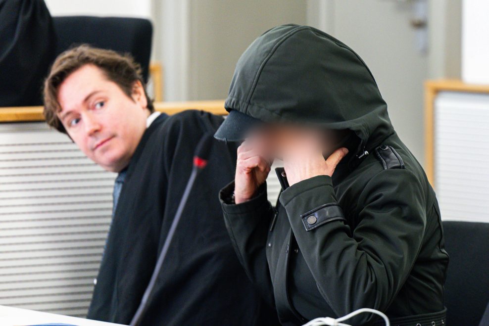 Die verurteilte Lehrerin sitzt neben ihrem Verteidiger.