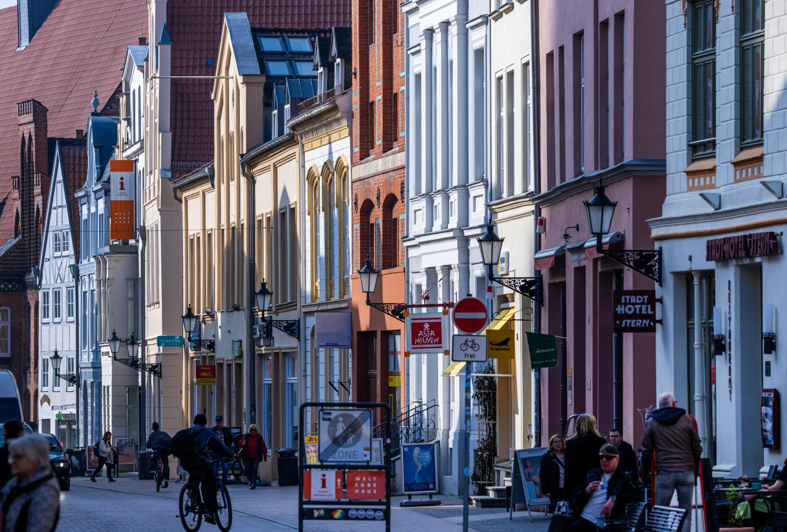 Geschäfte und Restaurants öffnen in Wismar ihre Türen für Kunden. Mit einer neuen „Ortsliste” tritt ein neues Öffnungszeitengesetz für vom Tourismus geprägten Orte in Mecklenburg-Vorpommern in Kraft.