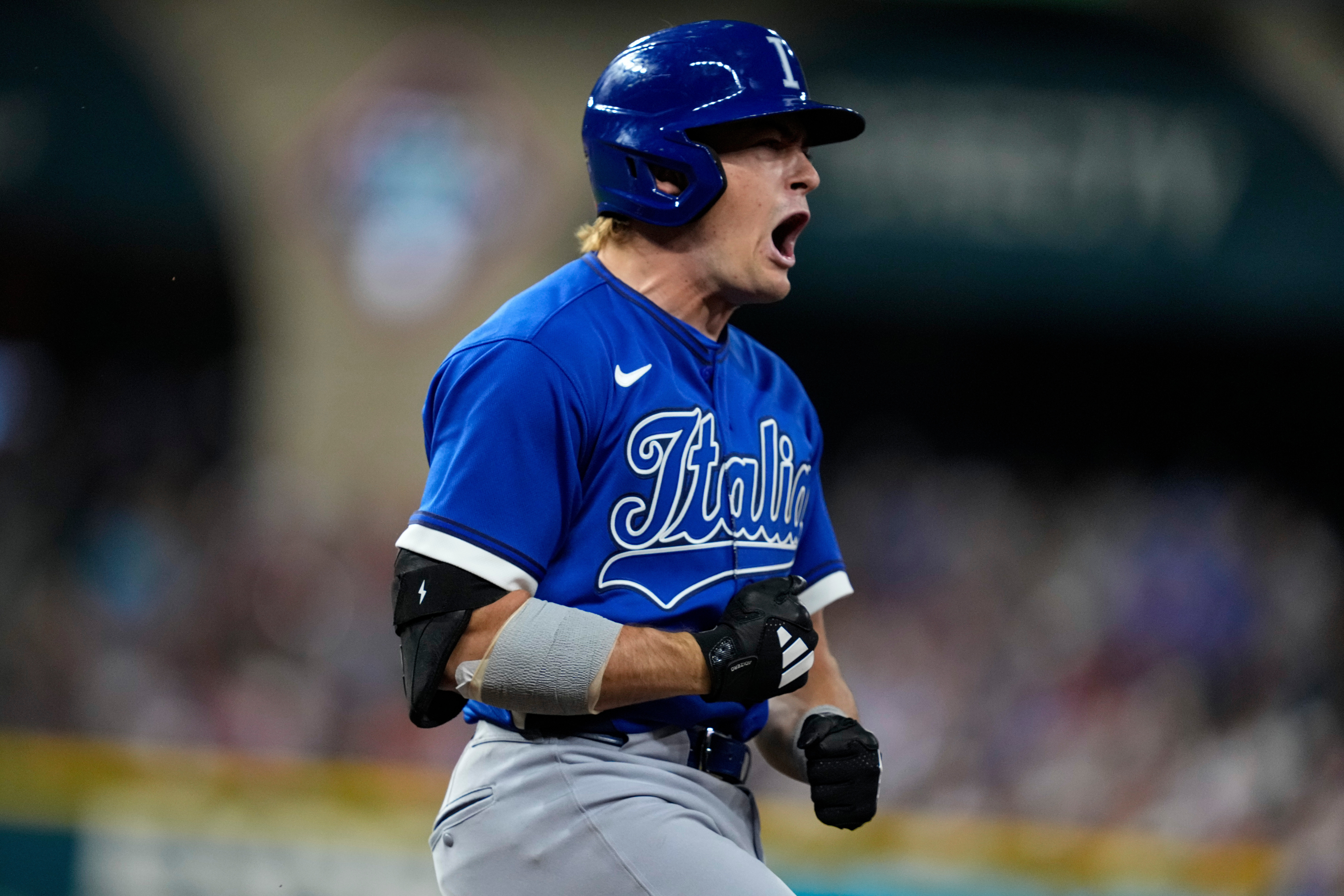 Ein Baseball-Spieler Italiens jubelt im Trikot der Nationalmannschaft.
