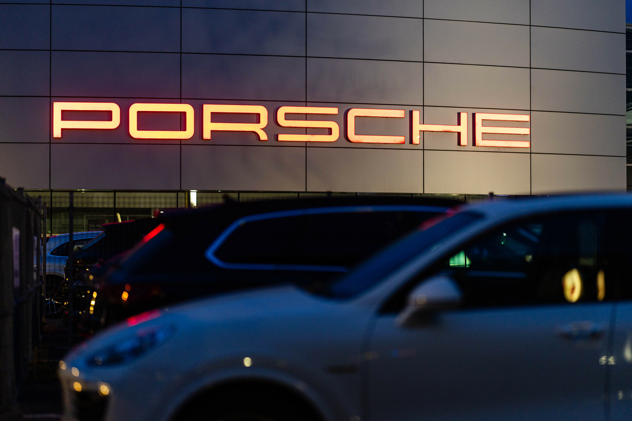 Das Logo der Volkswagen Tocher Porsche. Gewinneinbruch bei Porsche und die Strategie um den Erhalt des Verbrenners sorgen für rote Zahlen.