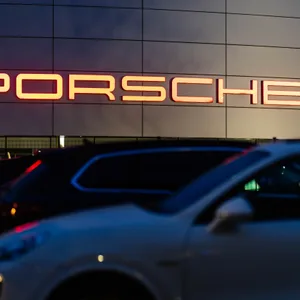 Das Logo der Volkswagen Tocher Porsche. Gewinneinbruch bei Porsche und die Strategie um den Erhalt des Verbrenners sorgen für rote Zahlen.
