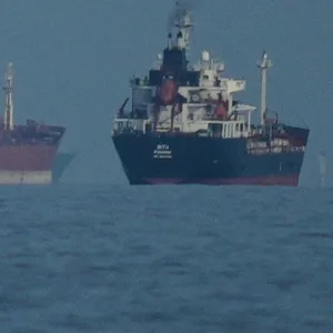 Öltanker und Frachtschiffe reihen sich in der Straße von Hormus auf.