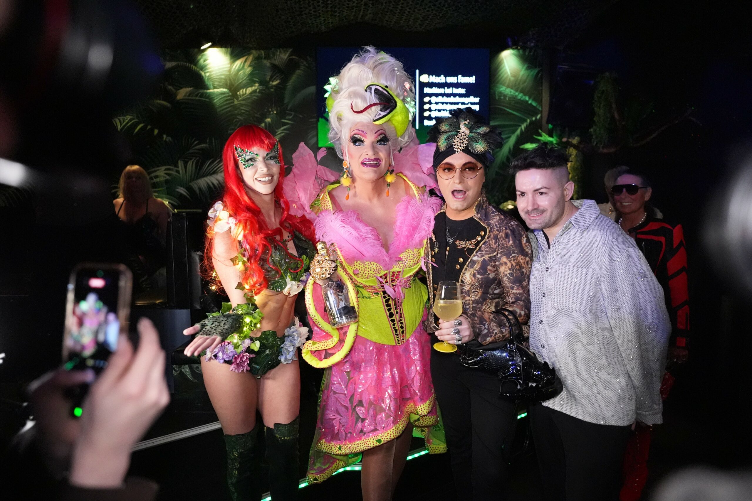 Dragqueen Olivia Jones steht mit den Reality-Stars Micaela Schäfer (l.), Julian F. M. Stöckel (2.v.r) sowie Sänger Menderes Bagci (r) in ihrer neuen Reality-TV-Bar.