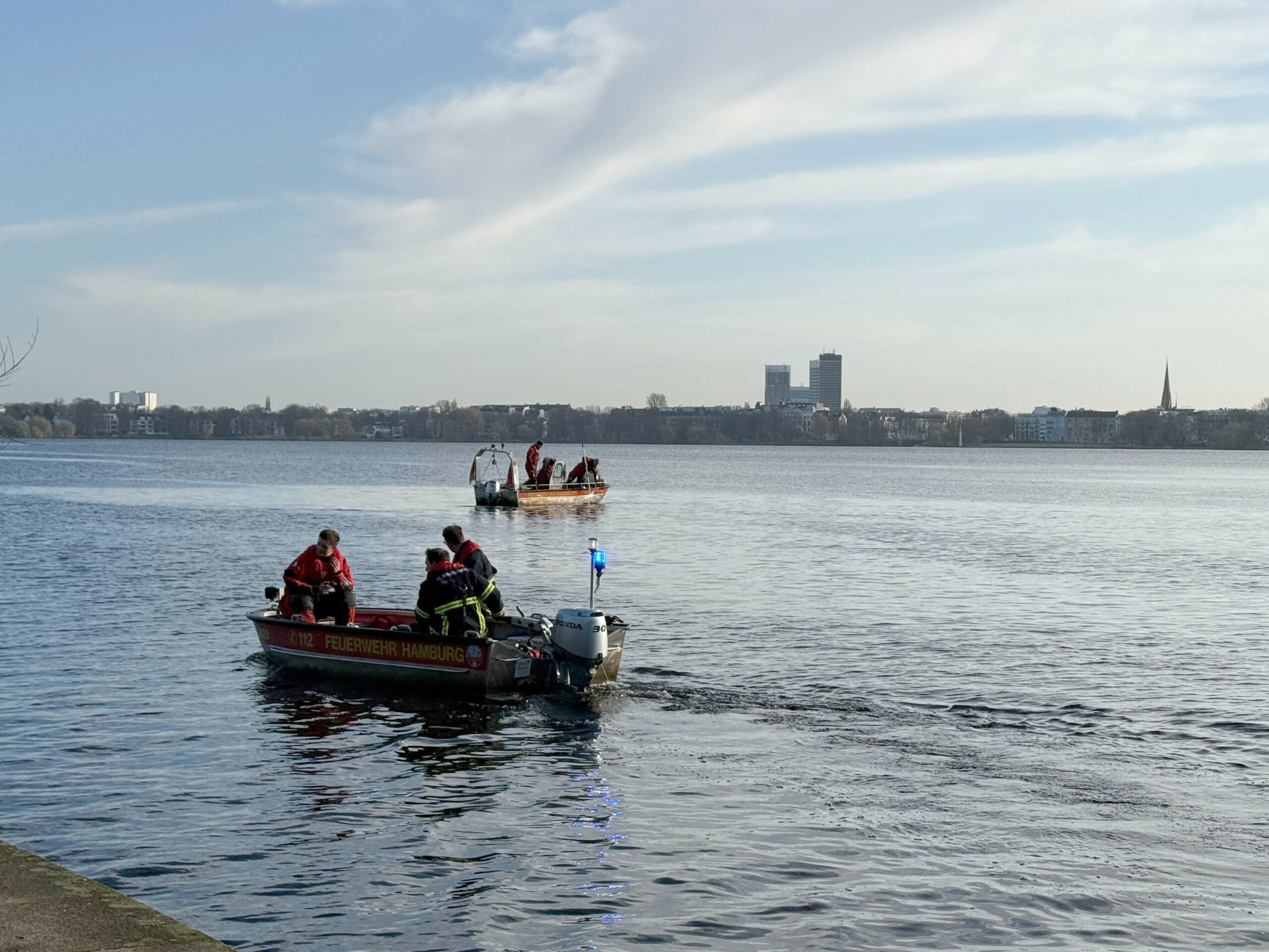 Einsatzkräfte suchen auf der Alster nach einer möglicherweise vermissten Person