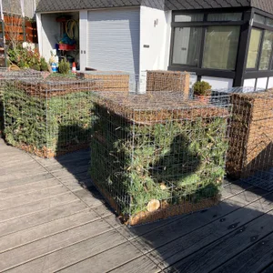 Unter einem Segelsteg an der Außenalster werden mit Naturmaterial gefüllte Metallkisten versenkt.