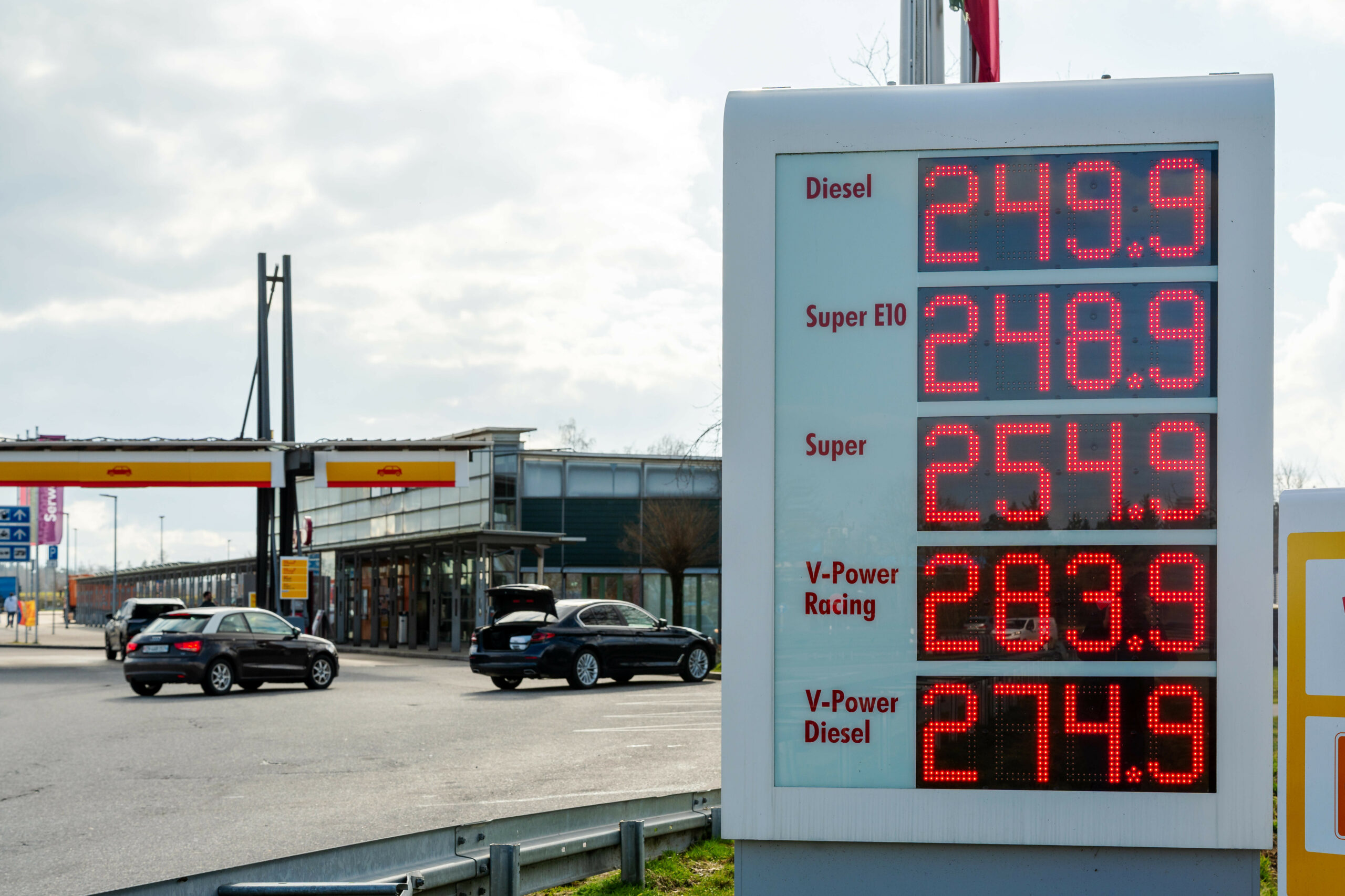 Preistafel einer Shell Autobahntankstelle mit aktuellen (hohen) Kraftstoffpreisen