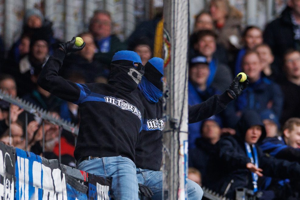 Fans werfen Tennisbälle beim Spiel von Bielefeld gegen Paderborn