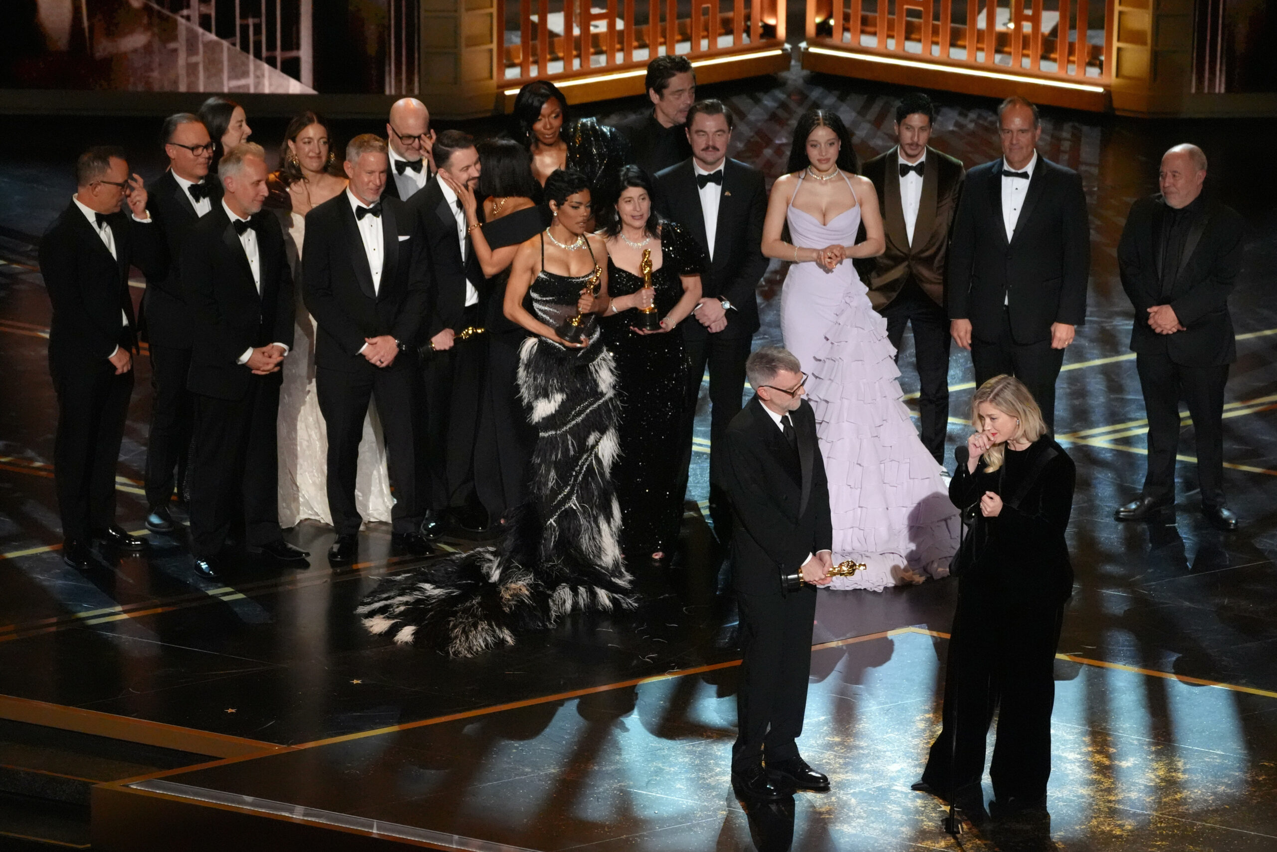 Paul Thomas Anderson (links in der Mitte), Sara Murphy (rechts in der Mitte), und das Team von „One Battle After Another“ nehmen den Preis für den besten Film entgegen.