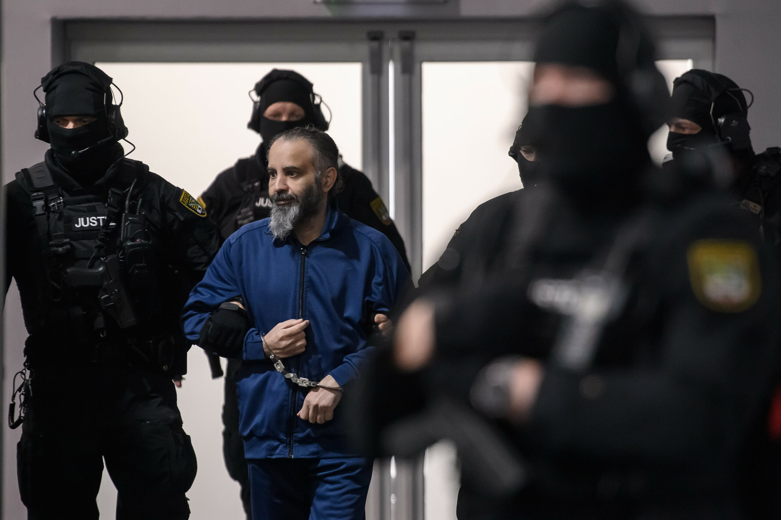Justitzbeamte führen Taleb al-Abdulmohsen in den Gerichtssaal. (Symbolbild)
