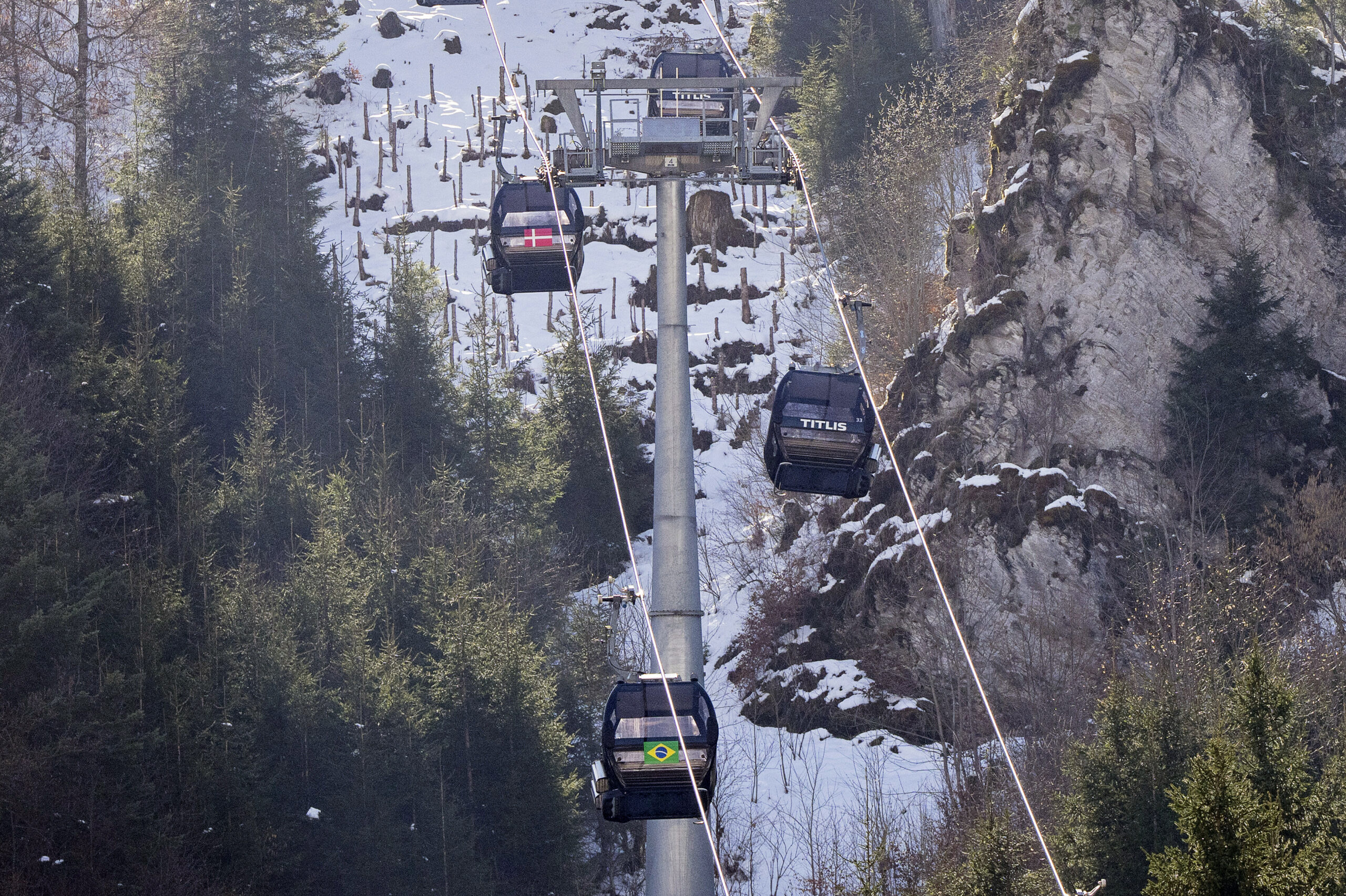 Blick auf die Gondelbahn Engelberg-Titlis Express bei der Talstation. Im Schweizer Skigebiet Engelberg ist eine Gondel abgestürzt.