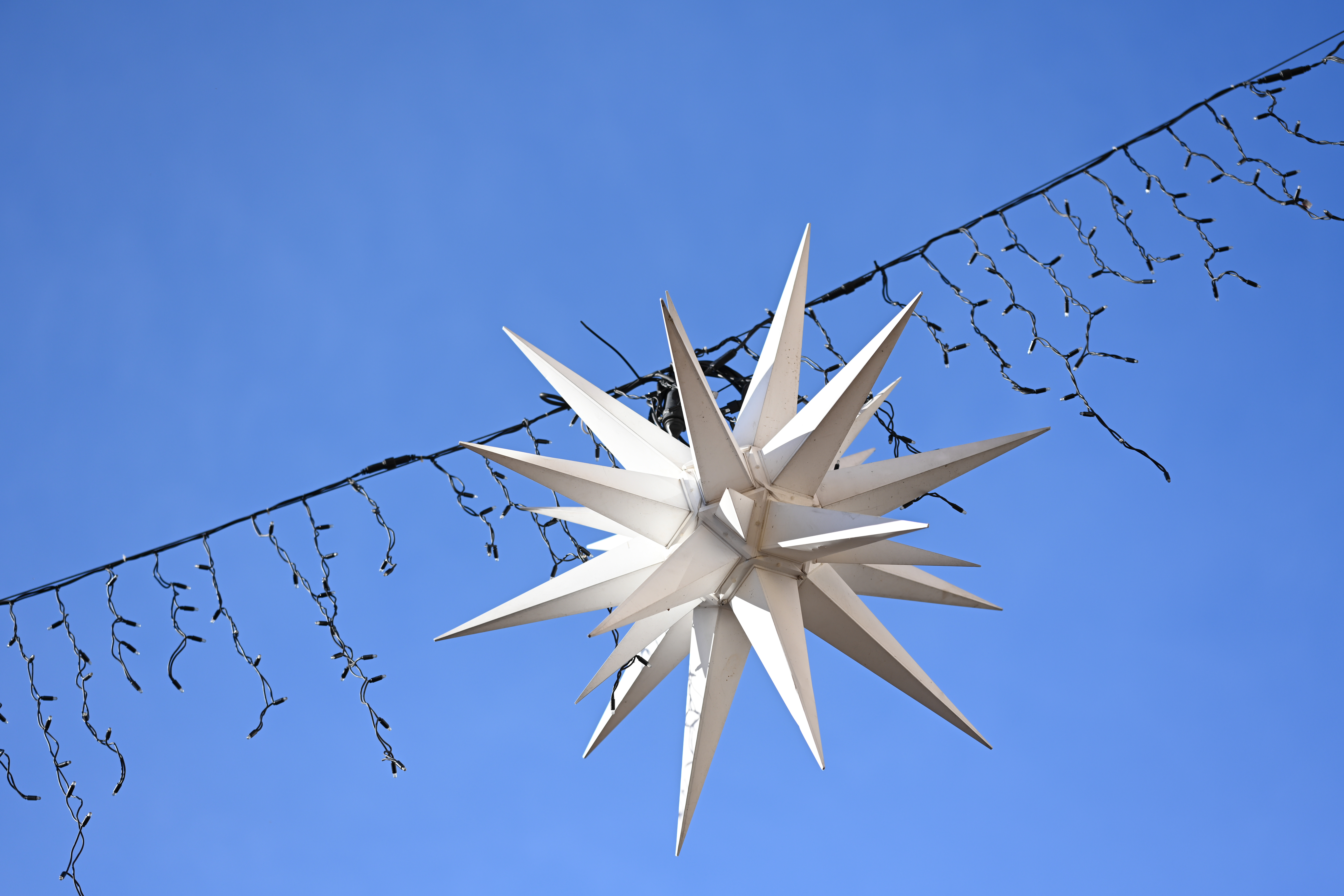 Weihnachtsdeko in der Altstadt von Leer, Ostfriesland sorgt für Verwirrung.