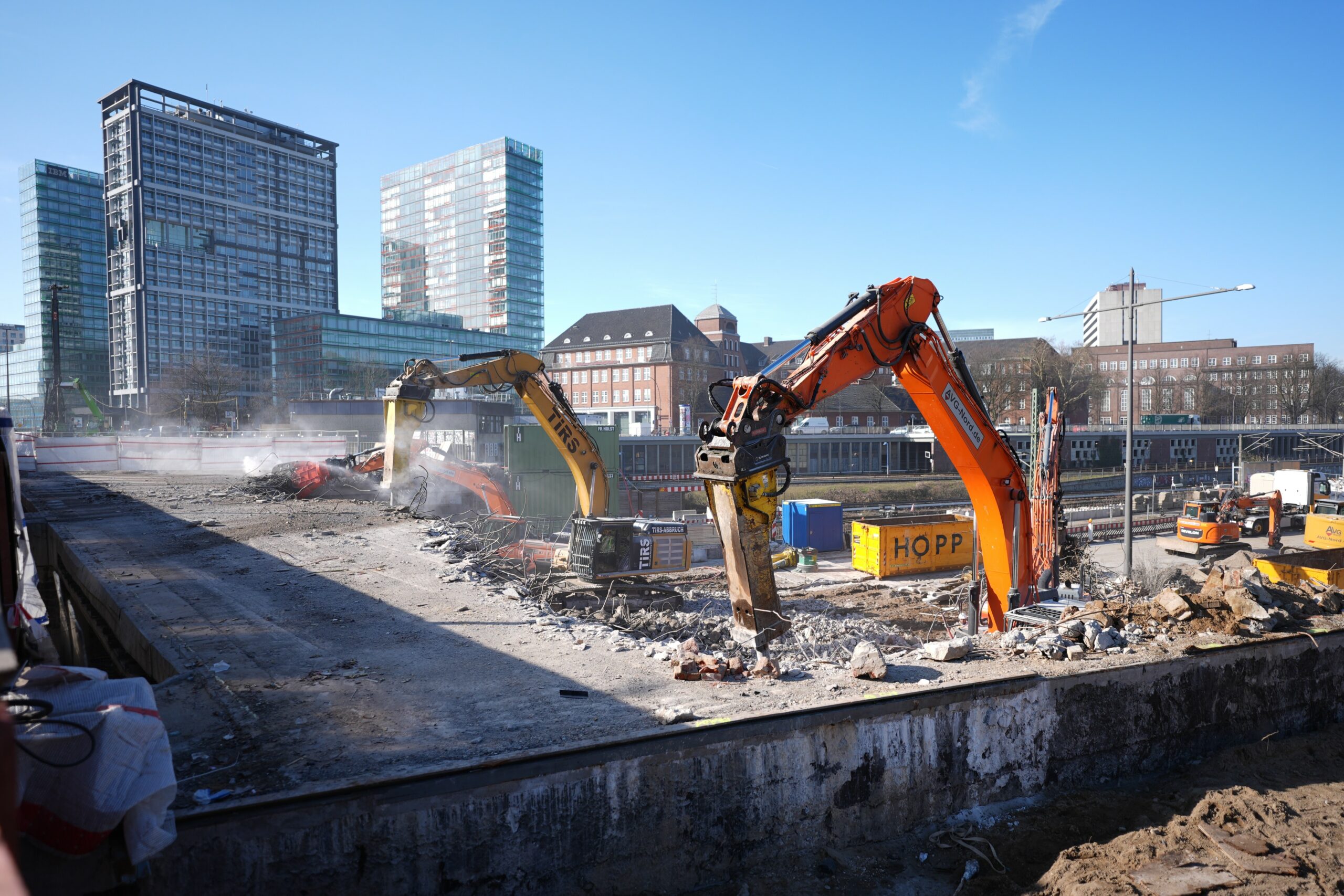 Bagger reißen auf der Baustelle die Berlinertordammbrücke ab. Die Abbrucharbeiten der Berlinertordammbrücke haben begonnen.