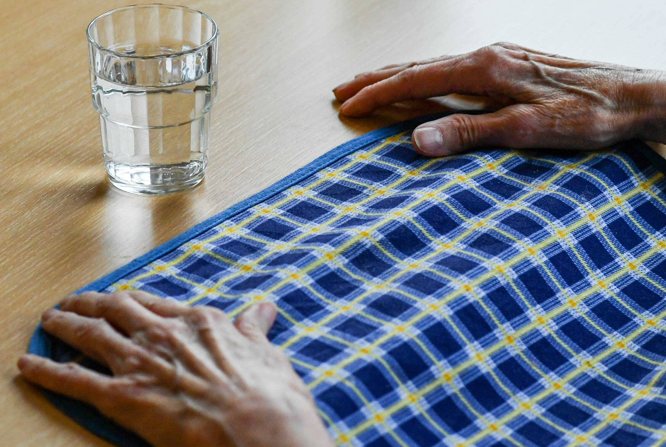 Bei geringem Einkommen kann für die Pflege zu Hause Hilfe beantragt werden. (Symbolbild)