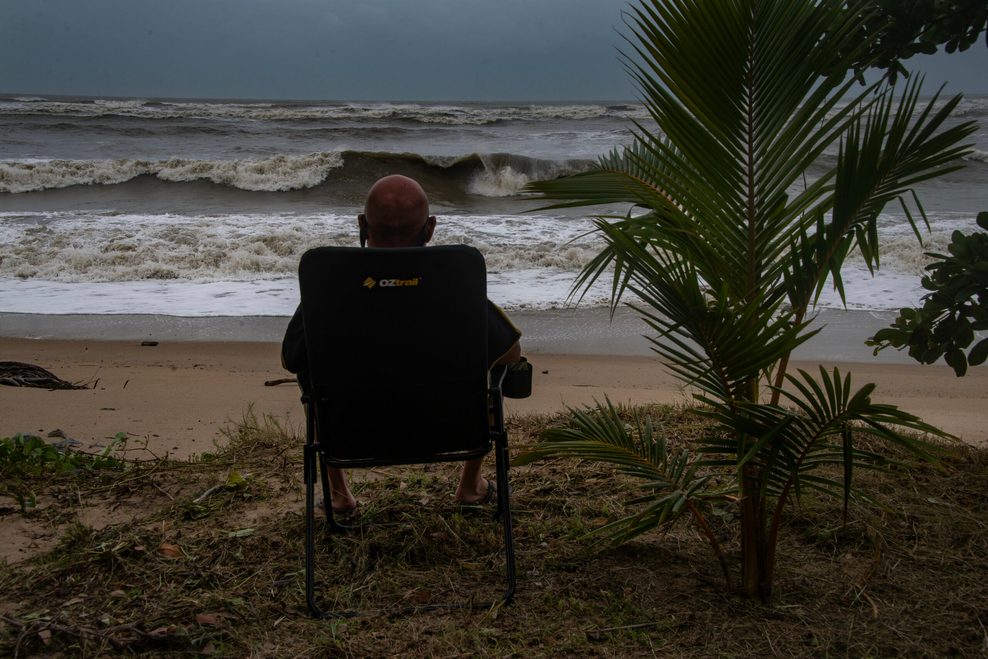 Ein Tourist aus Perth beobachtet das Korallenmeer vor der erwarteten Ankunft des Zyklons „Narelle”.