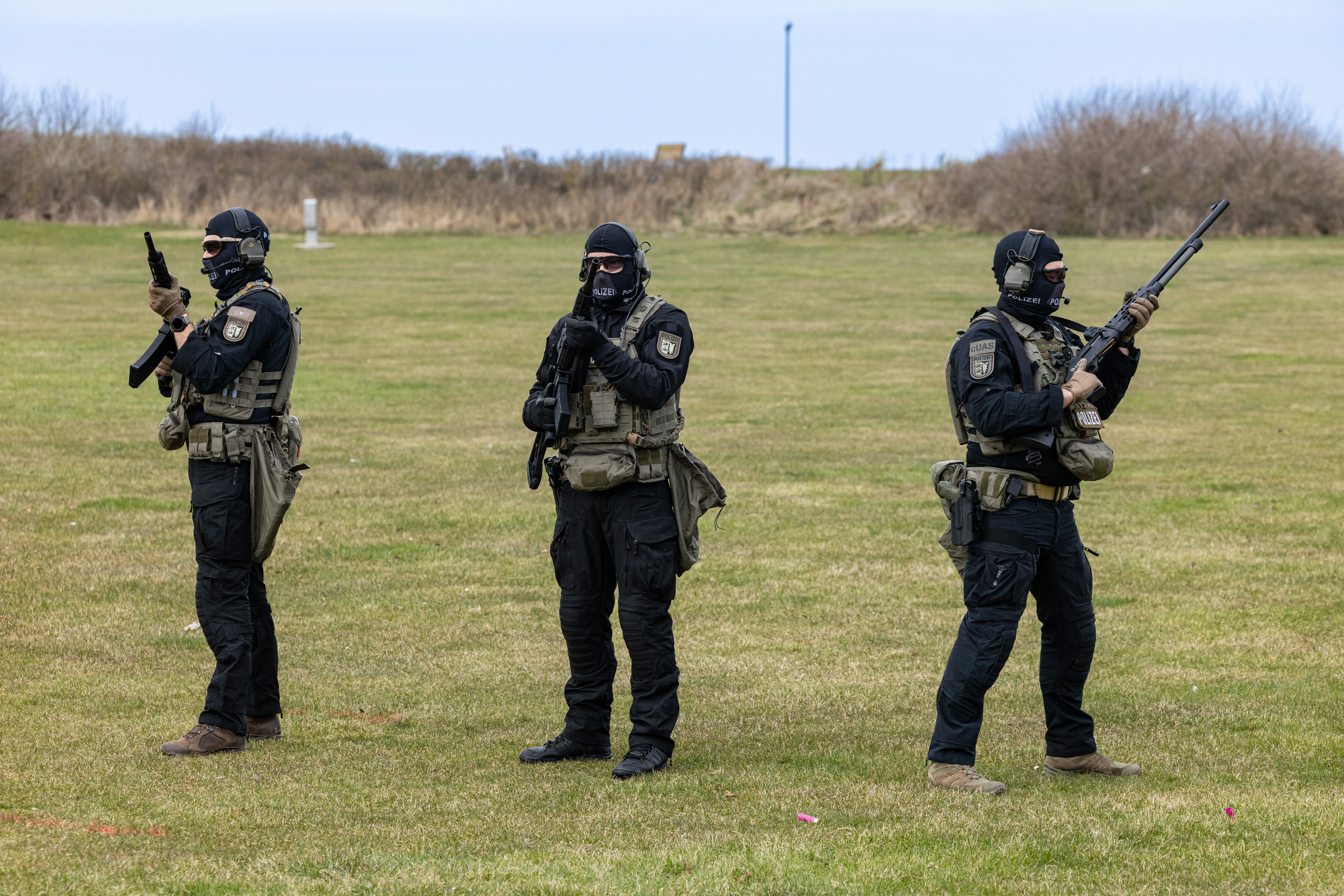 Polizeikräfte üben während einer Vorführung im Rahmen der dreitägigen Übung „Gemeinsame Terrorismusabwehr-Exercise“ (GETEX) die Drohnenabwehr.