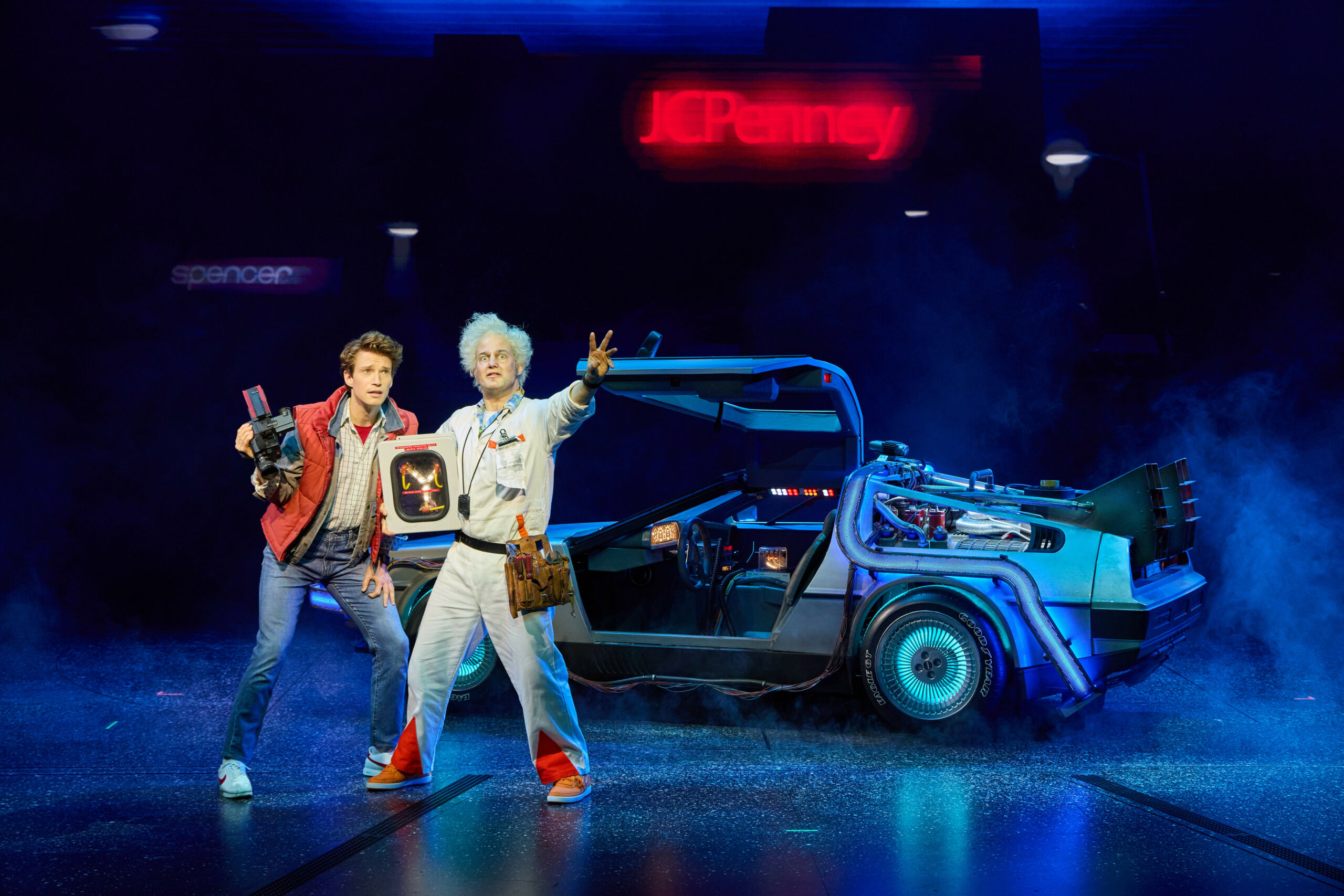 Das Musical „Zurück in die Zukunft“ feiert am 22.03.2026 seine Deutschland-Premiere im Operettenhaus auf der Reeperbahn. Hier zu sehen die Darsteller Raphael Groß (l) als Marty McFly und Jan Kersjes als Doc Brown.