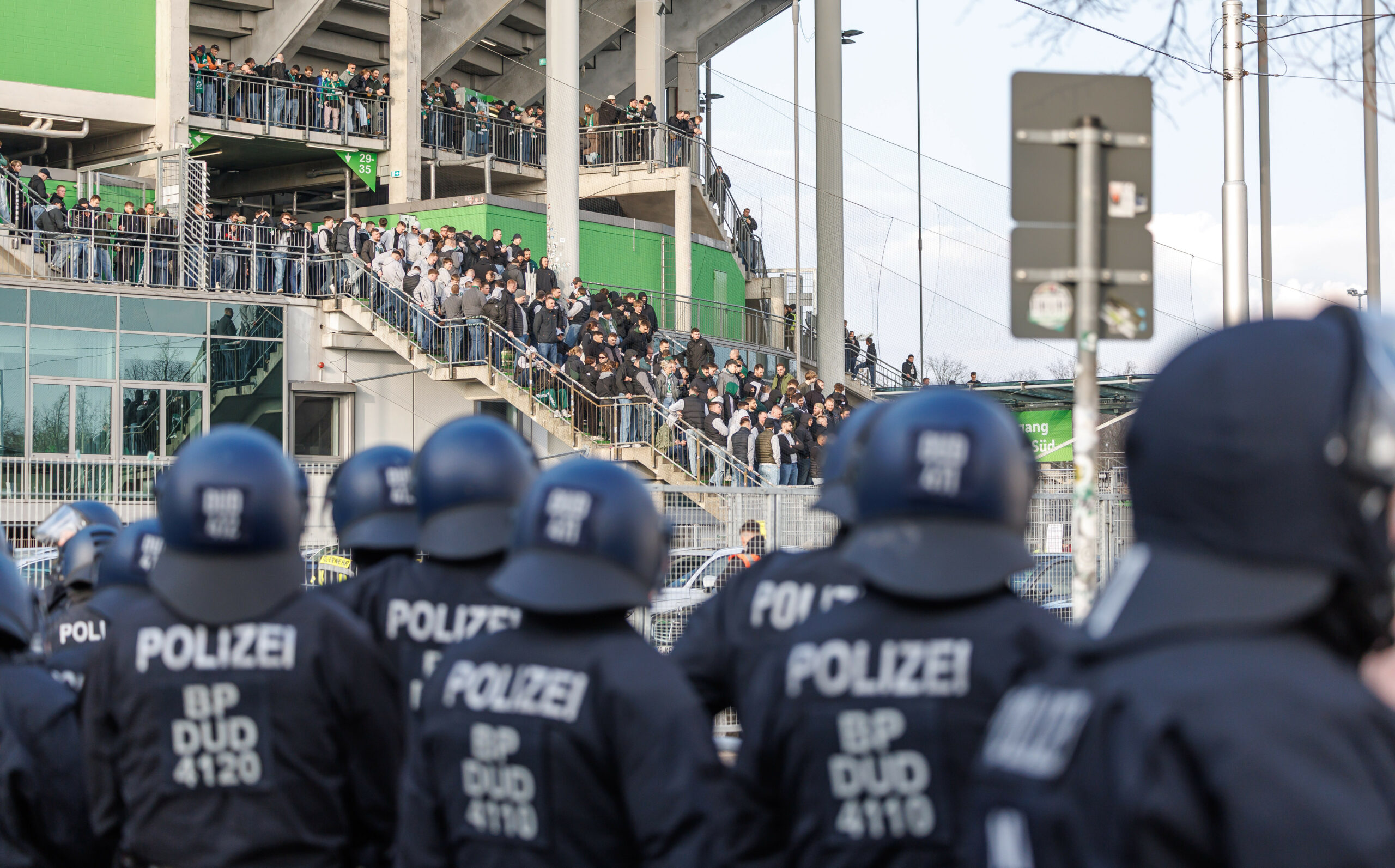 Die Polizei beobachtet Bremer Fans auf der Treppe zur Volkswagenarena