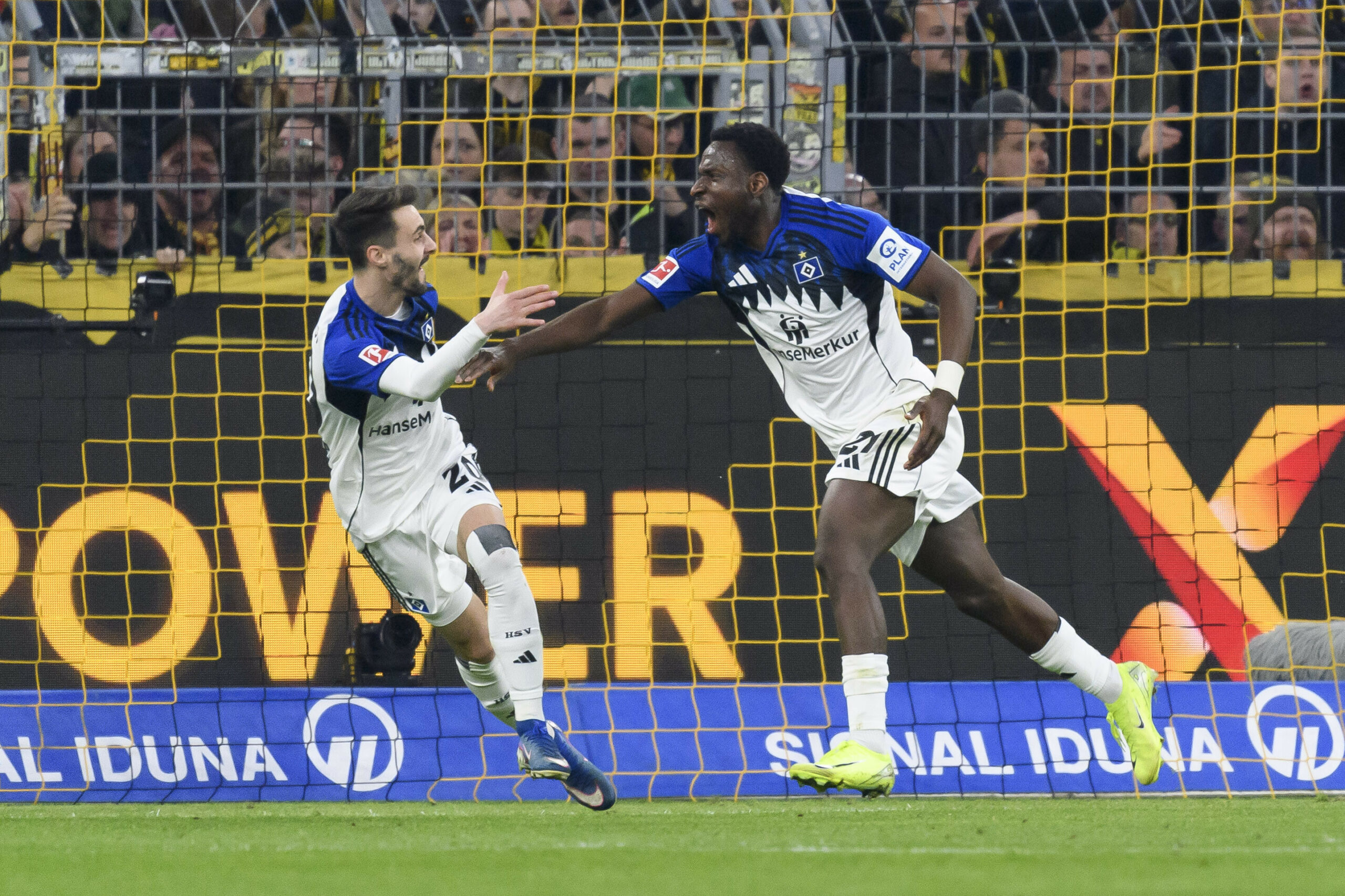 HSV-Profi Philip Otele jubelt in Dortmund