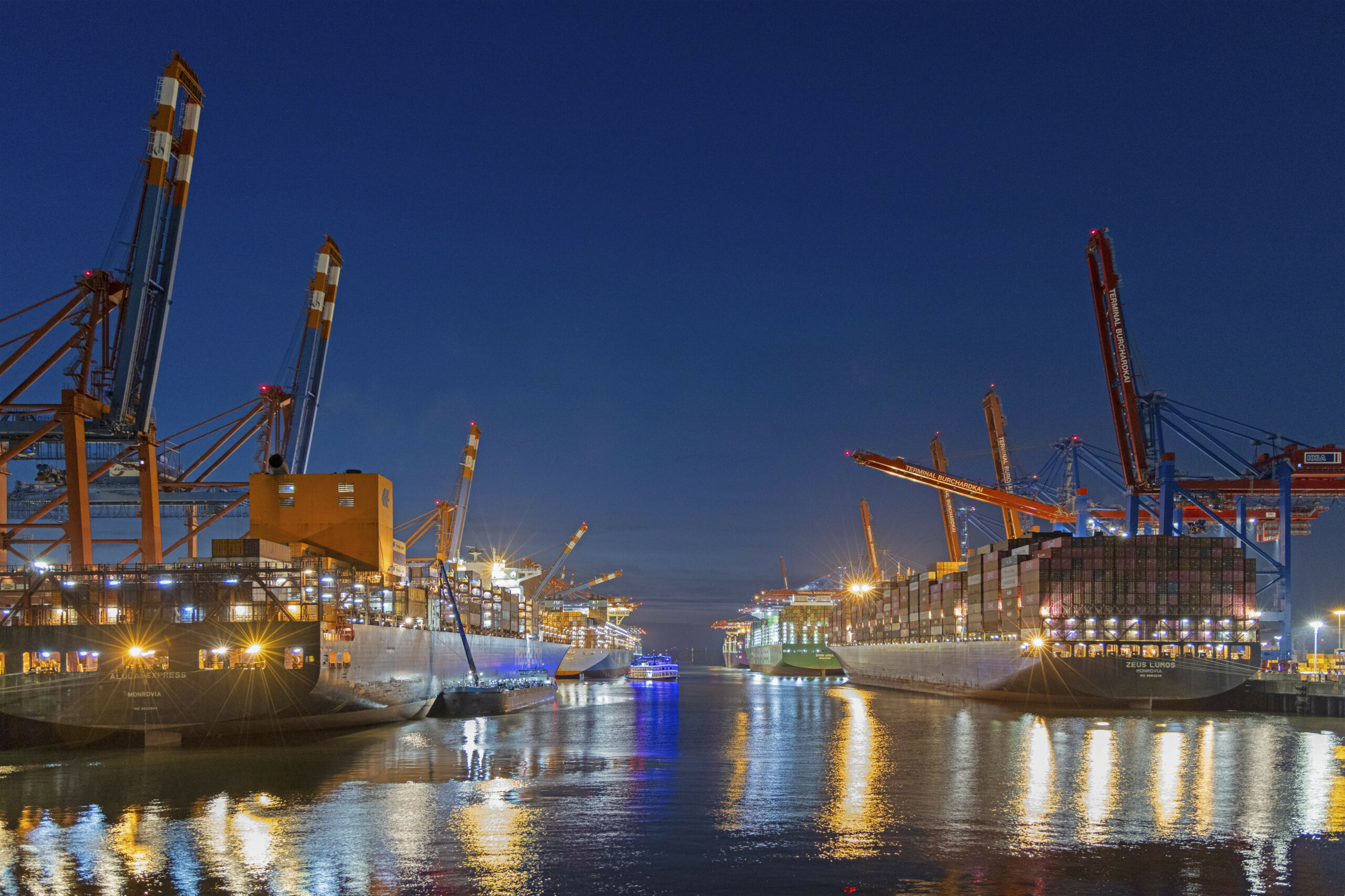 Containerschiffe im Hamburger Hafen (Symbolbild)