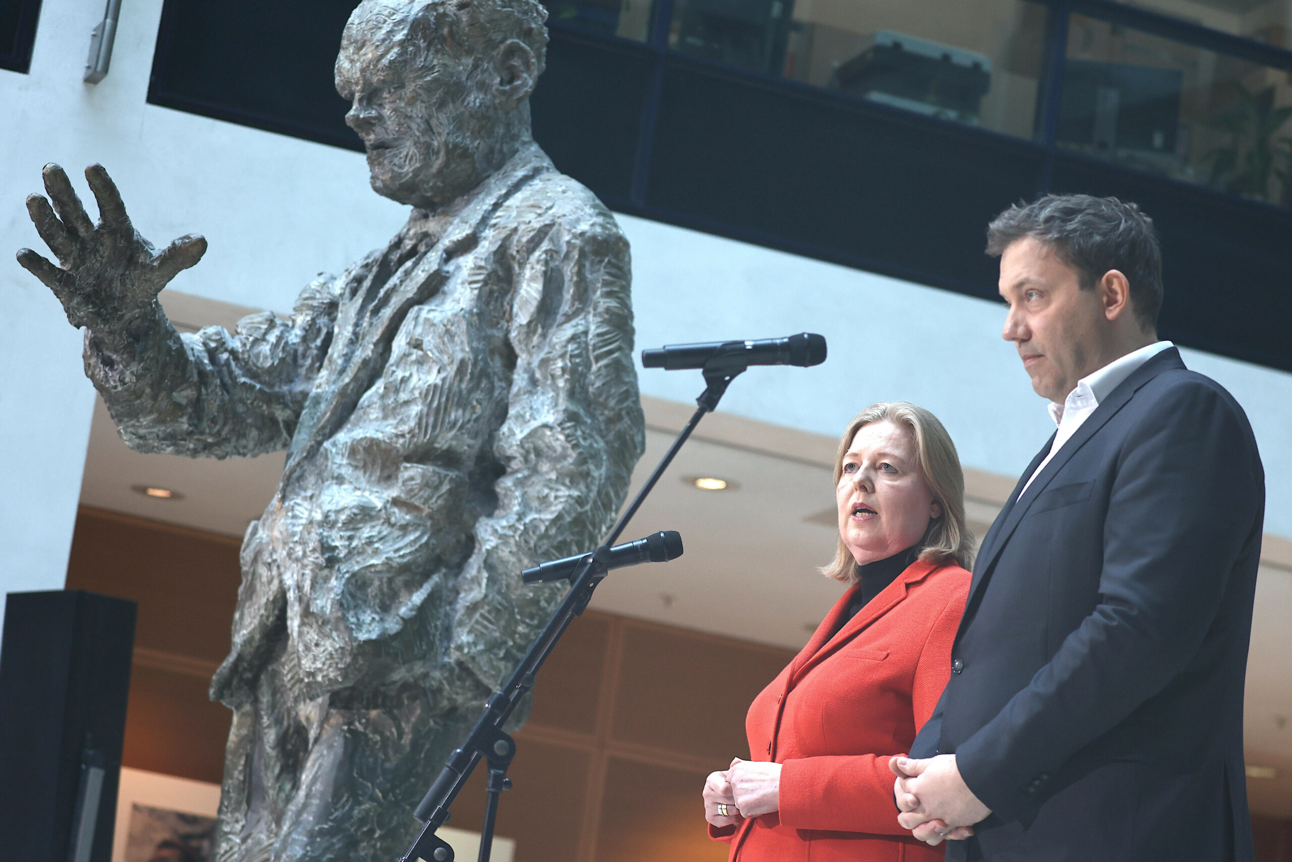 Die SPD-Chefs Bärbel Bas und Lars Klingbeil machen erst einmal weiter - sollten jetzt aber Reformfreude zeigen.