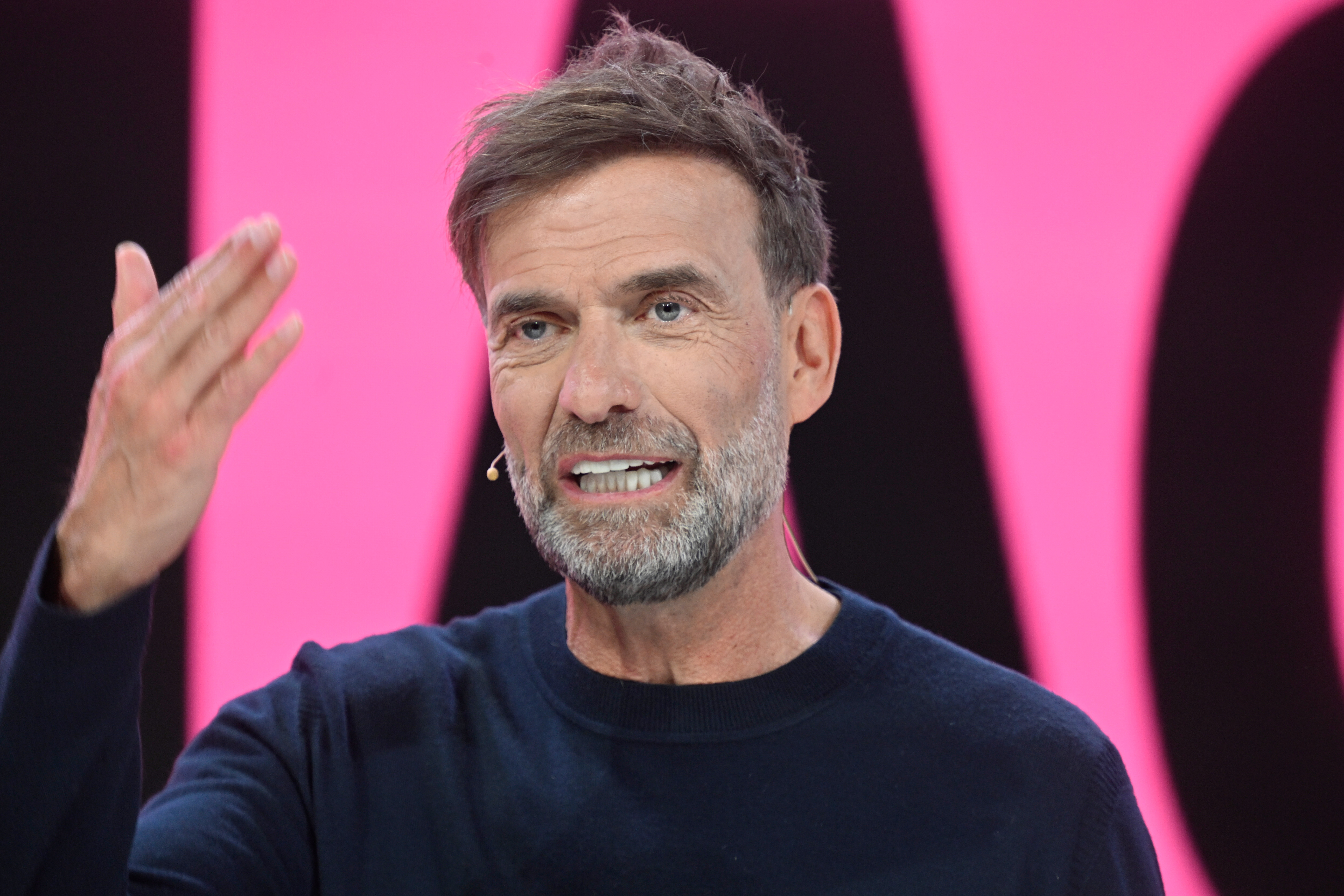 Jürgen Klopp gestikuliert mit der Hans