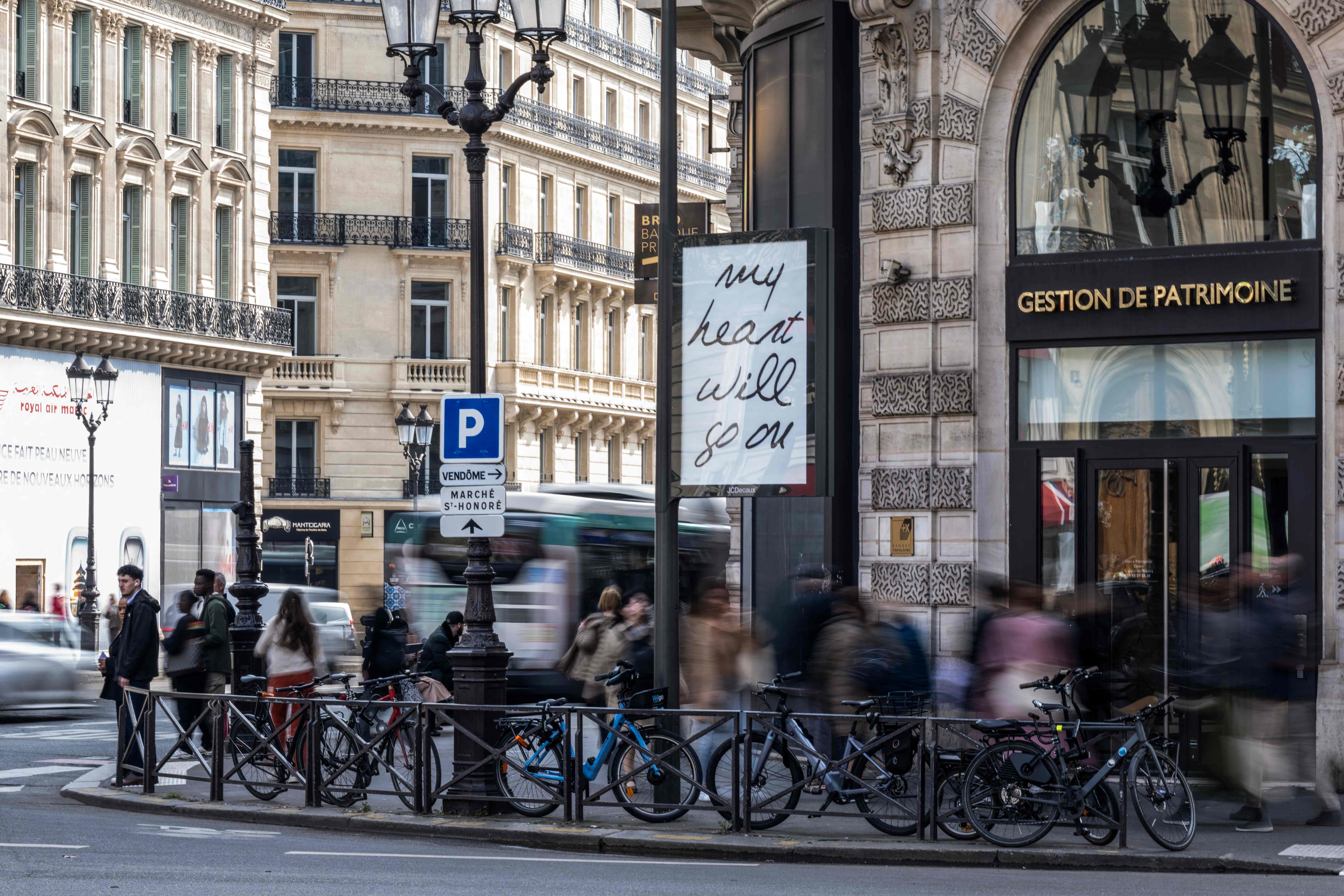 Plakatwand mit dem Titel des Liedes „My Heart Will Go on”