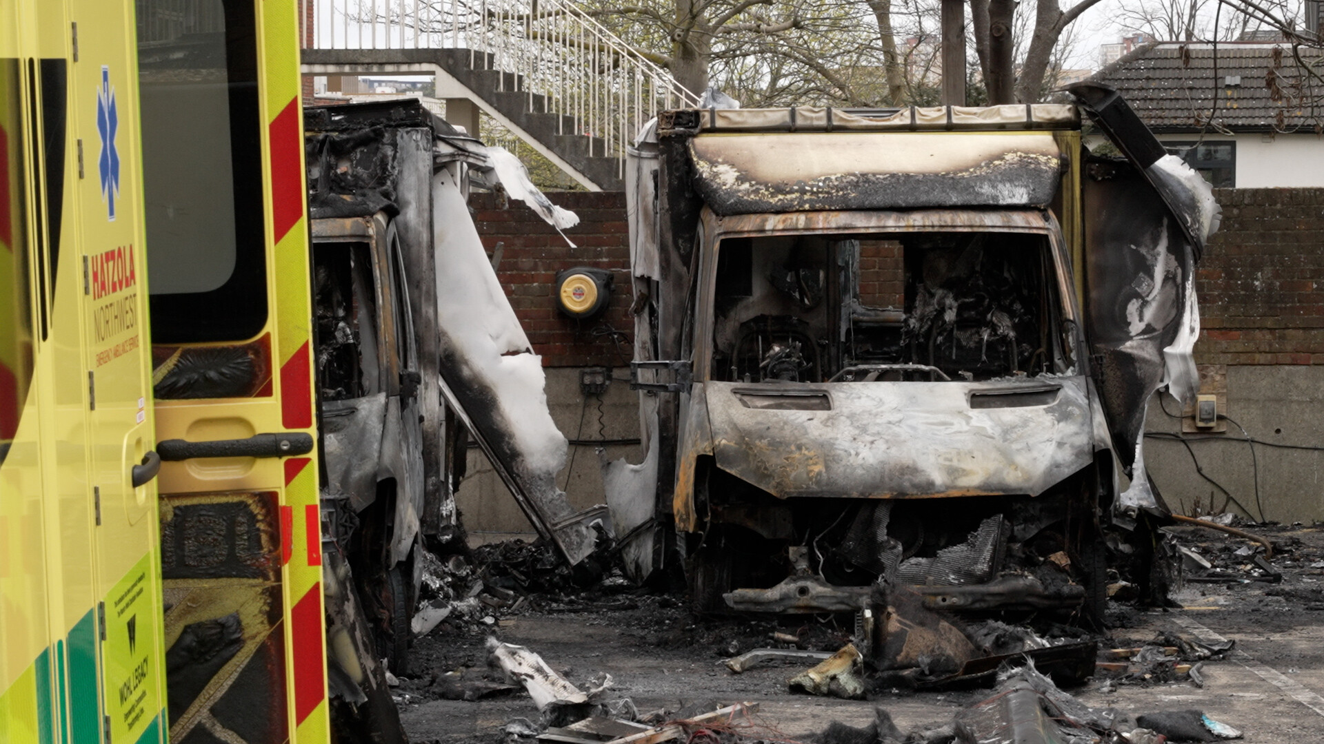 Die ausgebrannten Überreste der Hatzola-Krankenwagen beim Jewish Community Ambulance Service nach einem Brandanschlag auf vier Krankenwagen am Montag in London.