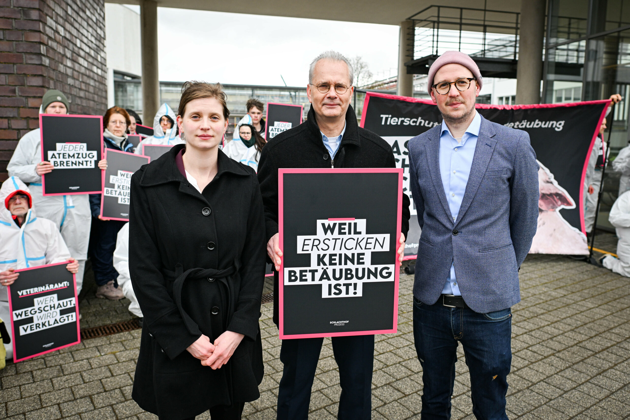 Drei Tierschützer vor dem Kreishaus Vechta.