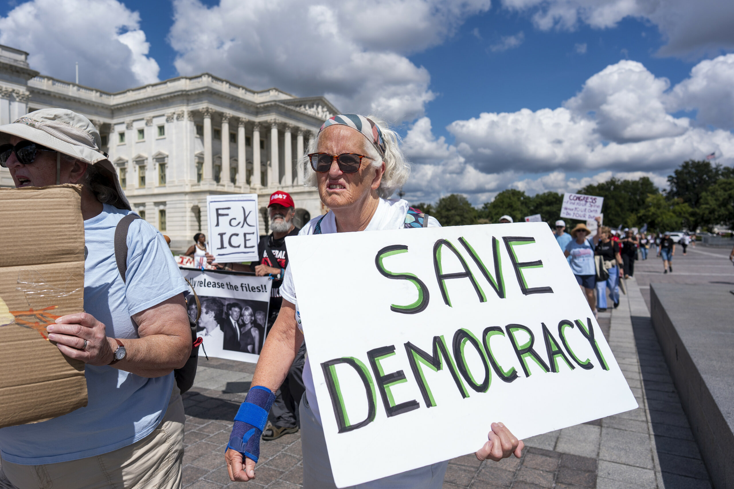 Demonstranten protestieren mit Schildern wie „Demokratie retten” vor dem Kapitol gegen die Politik von Präsident Trump