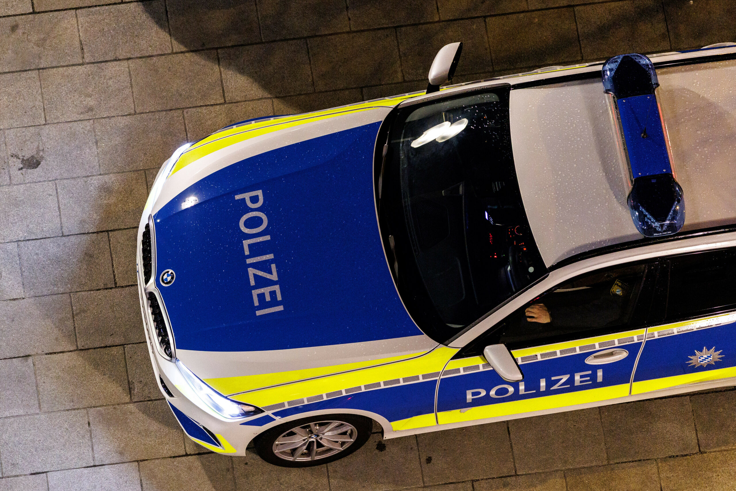 Einsatzfahrzeug der Polizei. In St. Georg wurden mehrere Tausend Euro bei einem wohl illegalen Glücksspiel beschlagnahmt. (Symbolbild)