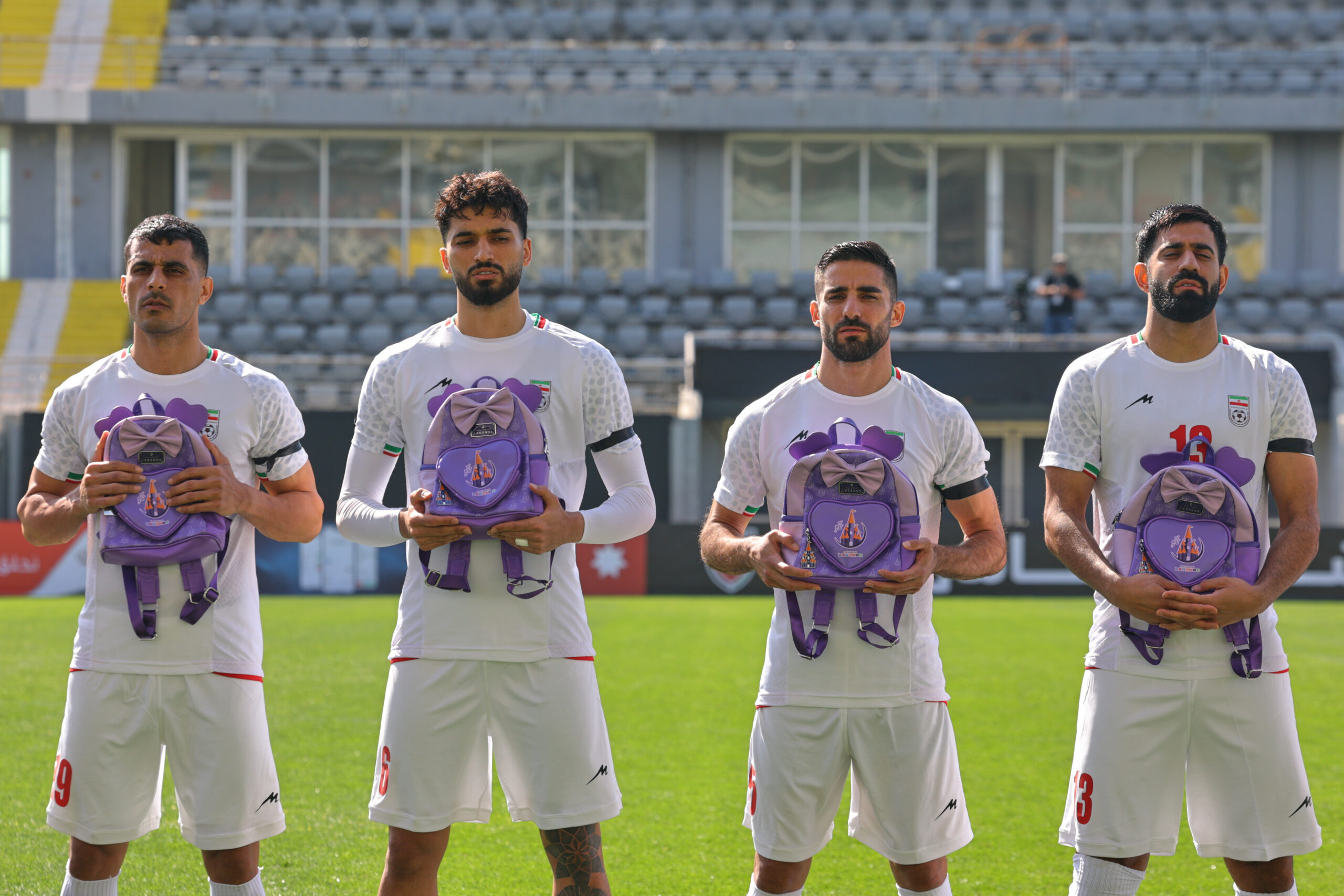 Die Nationalspieler mit Schulranzen in der Hand
