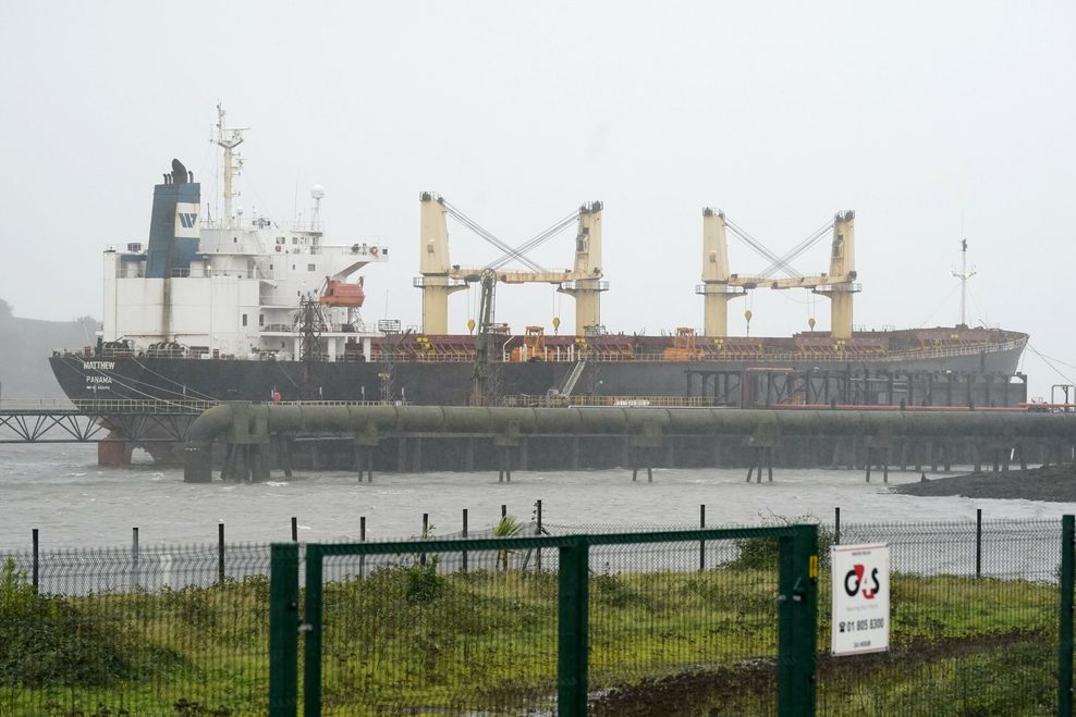 Ein Frachtschiff liegt vor der irischen Küste.