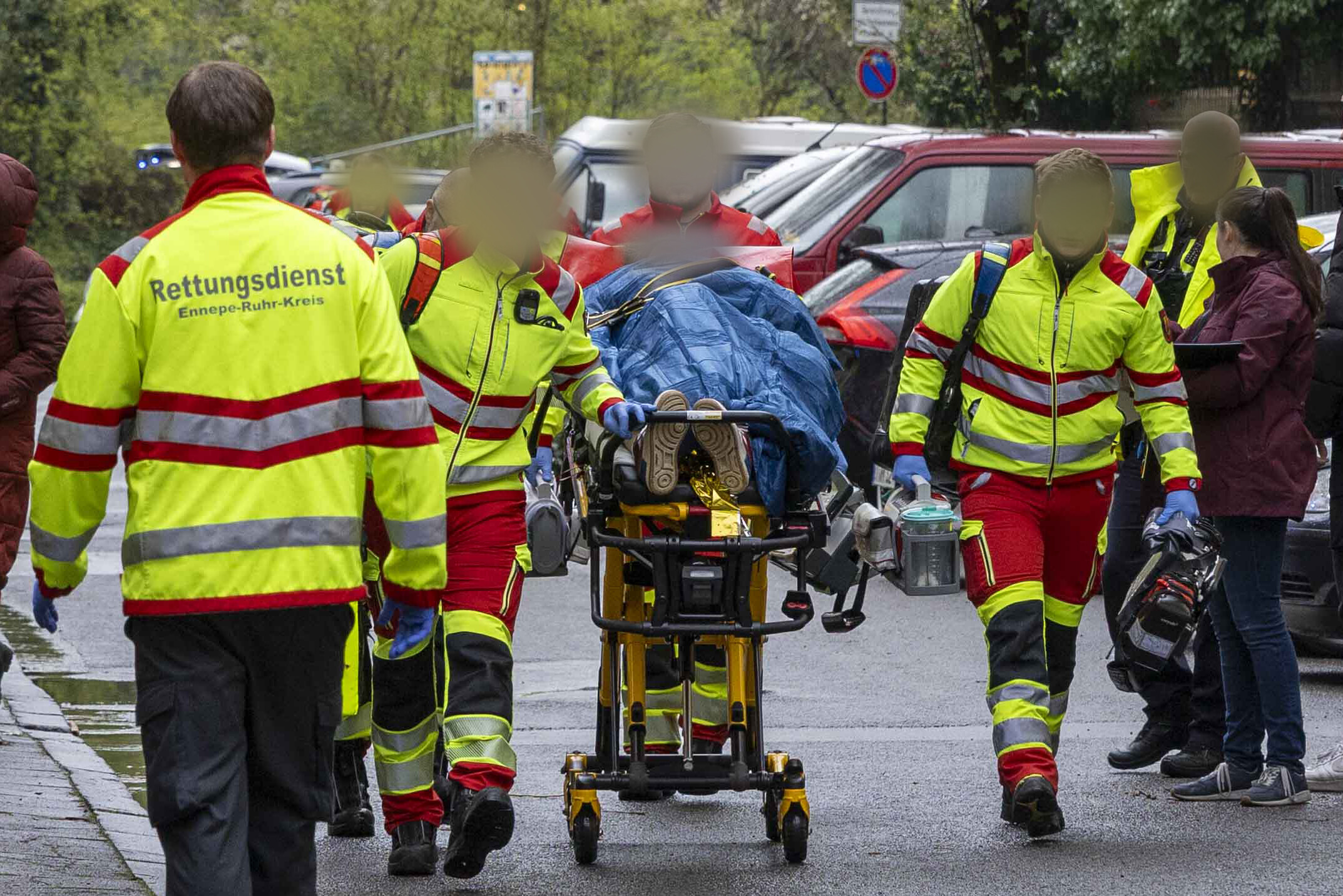 Rettungskräfte transportieren eine verletzte Person auf einer Trage ab. In Witten ist es zu einem Messerangriff gekommen.