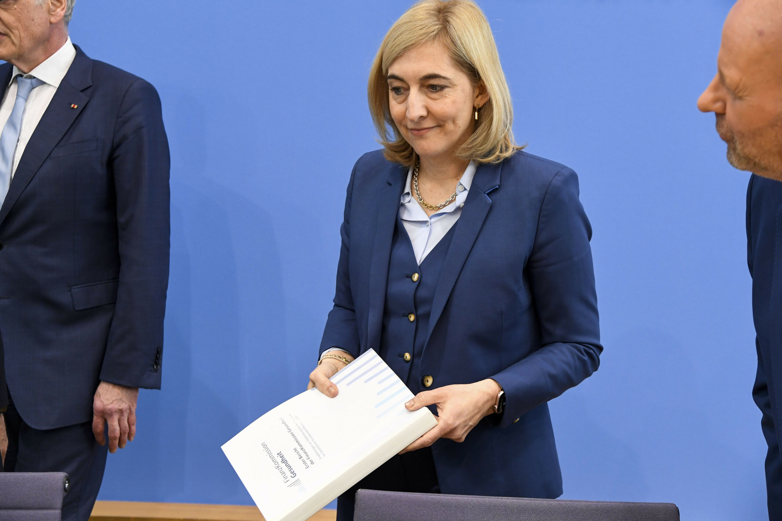 Bundesgesundheitsministerin Nina Warken (CDU) will die Empfehlungen der Expertenkommission prüfen. Bereits 2027 könnte sich einiges ändern.
