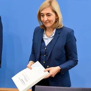 Bundesgesundheitsministerin Nina Warken (CDU) will die Empfehlungen der Expertenkommission prüfen. Bereits 2027 könnte sich einiges ändern.