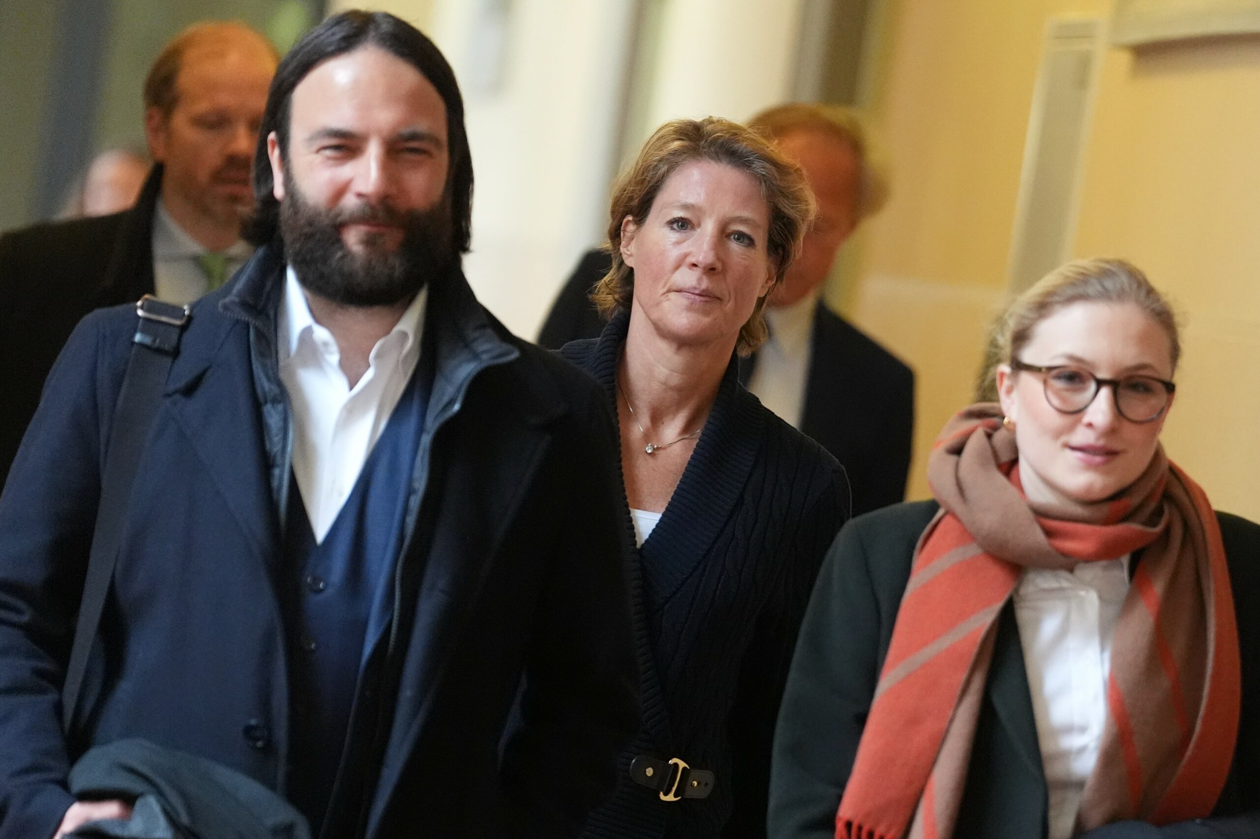 Christina Block kommt mit ihren Anwälten Ingo Bott und Paula Wlodarek zum Gerichtssaal.
