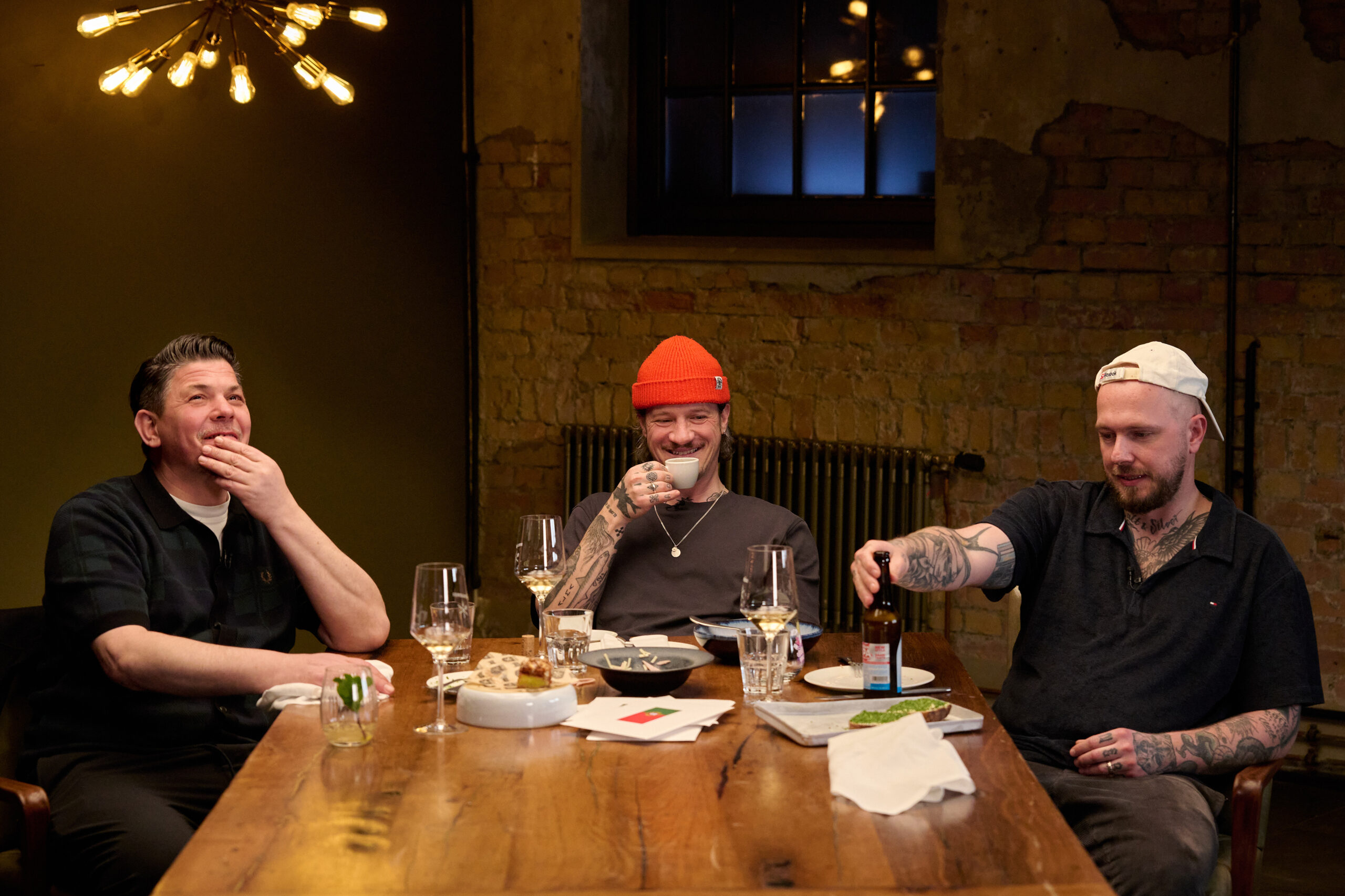 Tim Mälzer (v.l.), Johannes Riffelmacher und Thomas Kosikowski in der TV-Show „Kitchen Impossible“