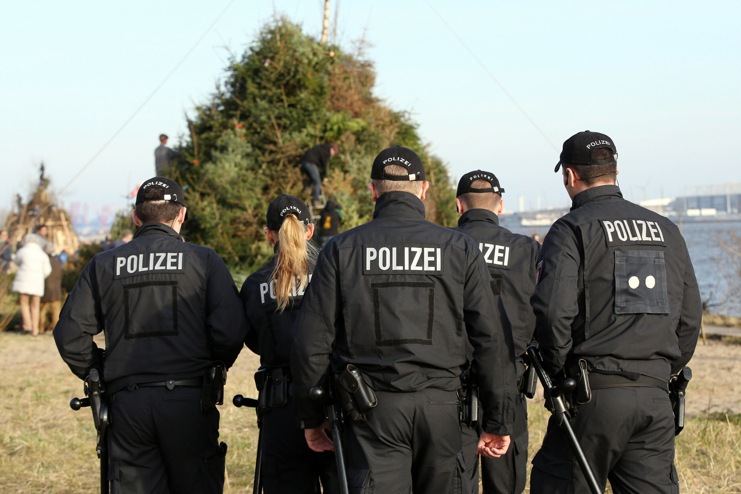 Polizisten stehen in Hamburg am Elbstrand in Blankenese (Symbolbild).