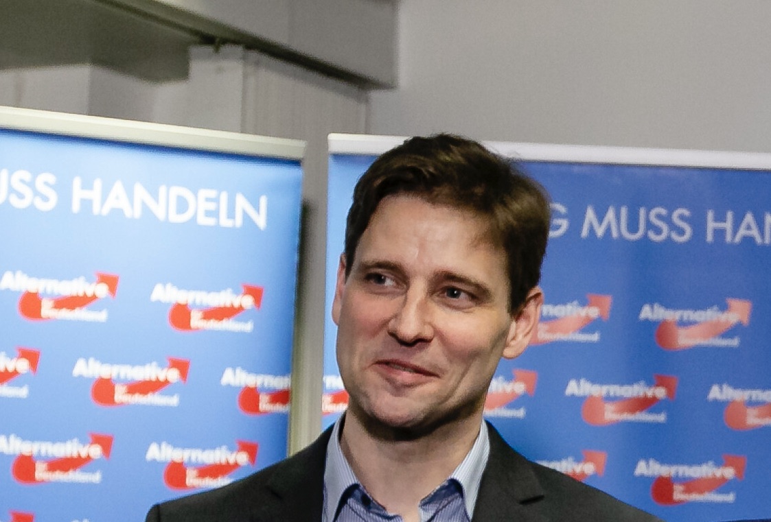 Junger Mann vor AfD-Wand