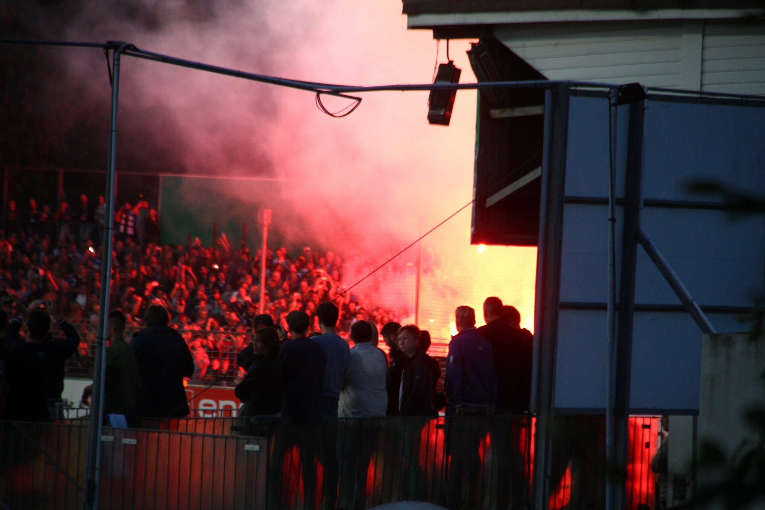 Im Stadion Lohmühle zünden Fans Pyros (Archivbild).
