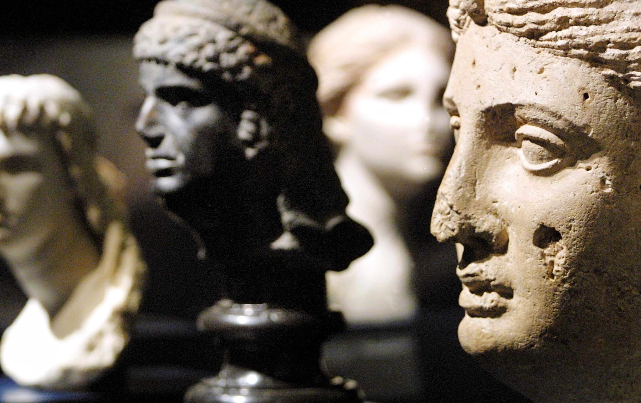 Kleopatra-Büsten in einer Ausstellung: In Hamburg startet ein Prozess um mutmaßliche Raubgrabungen in Ägypten. (Archivbild)